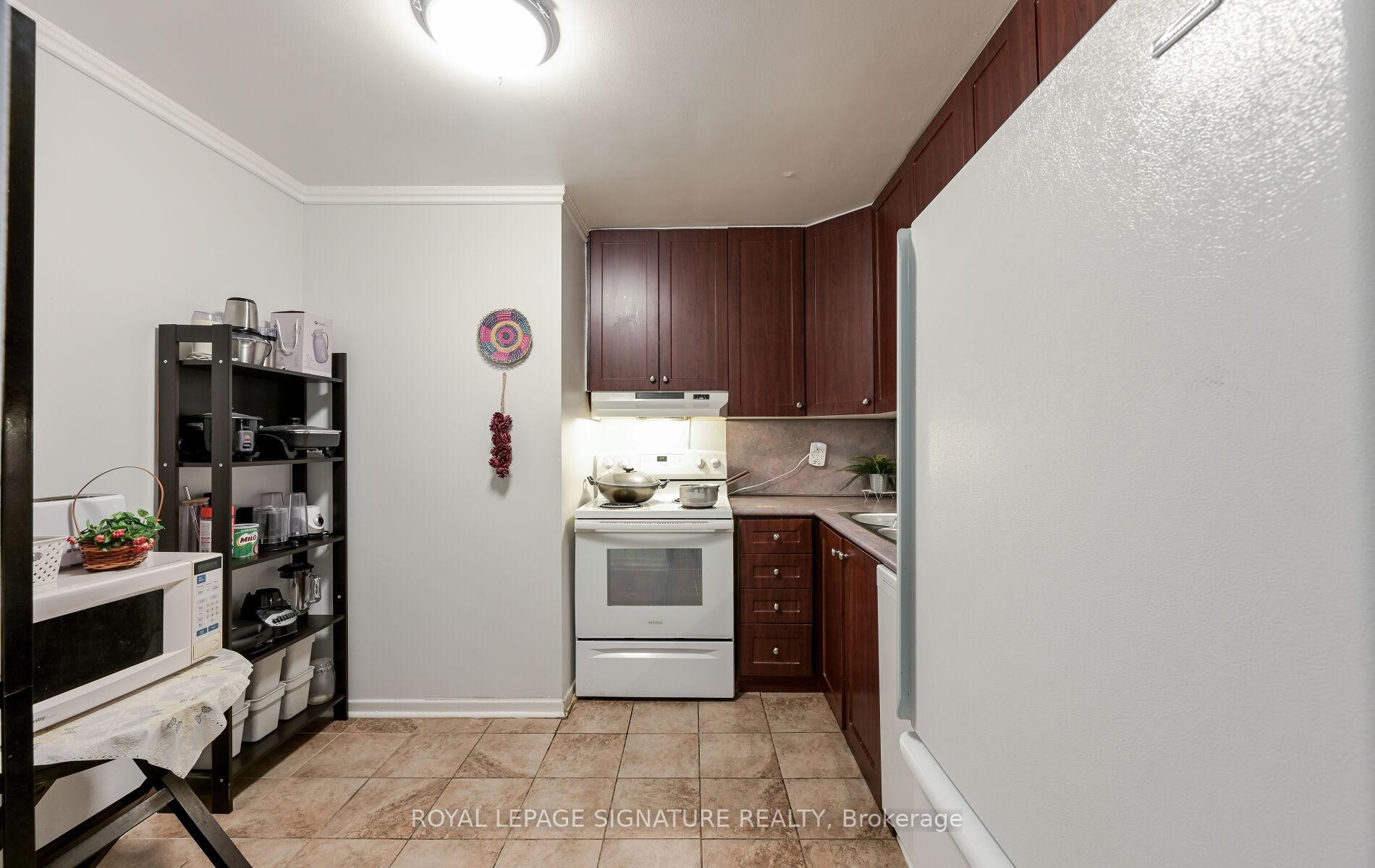 4 Bedrooms Condo at 2323 Confederation, Mississauga For sale