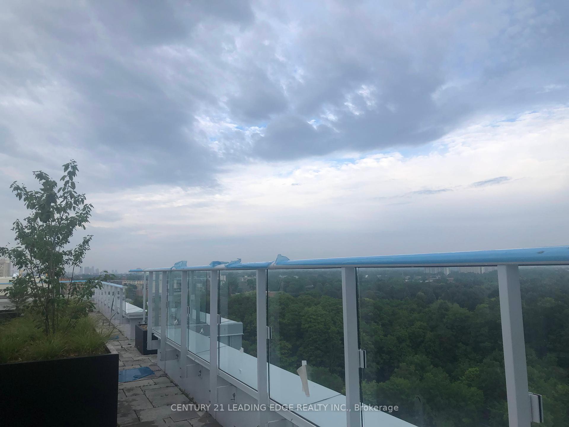 2 Bedrooms Condo at 10 Deerlick,  Toronto For sale