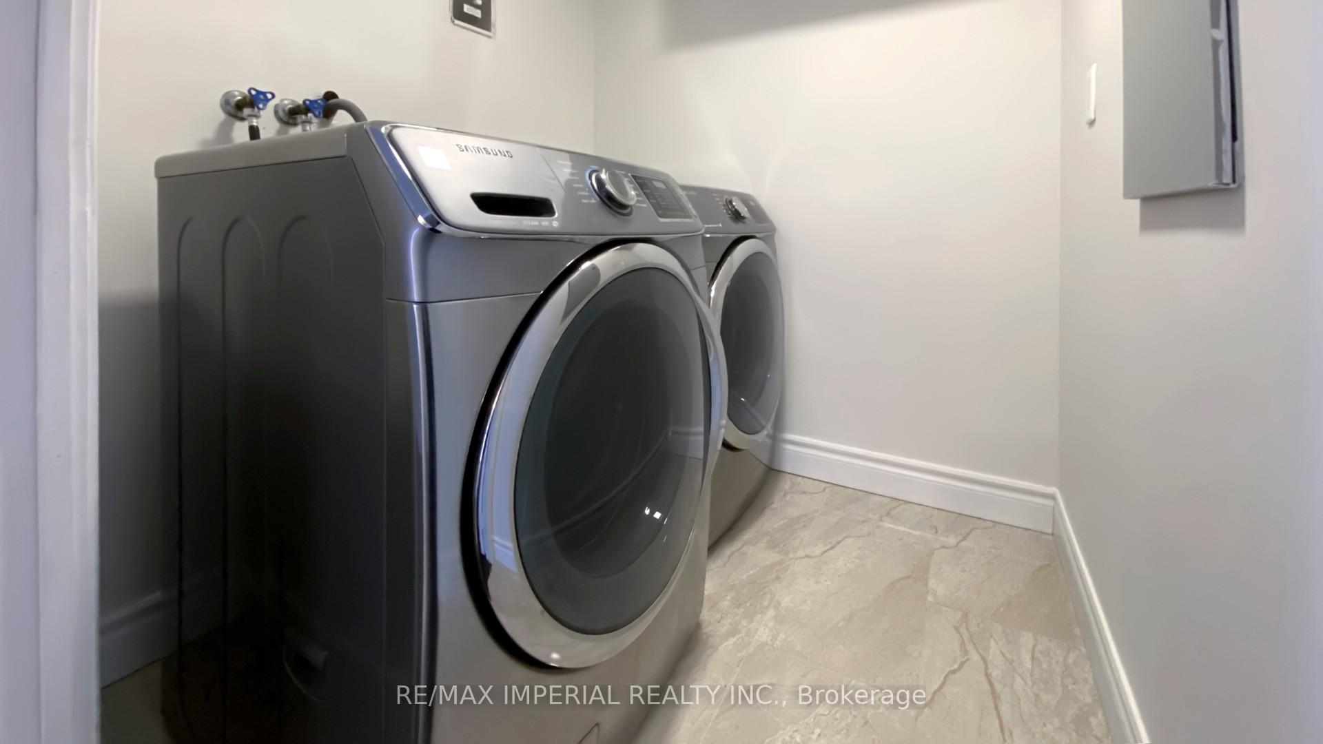 3 Bedrooms Condo at 18 Hollywood, Toronto For sale