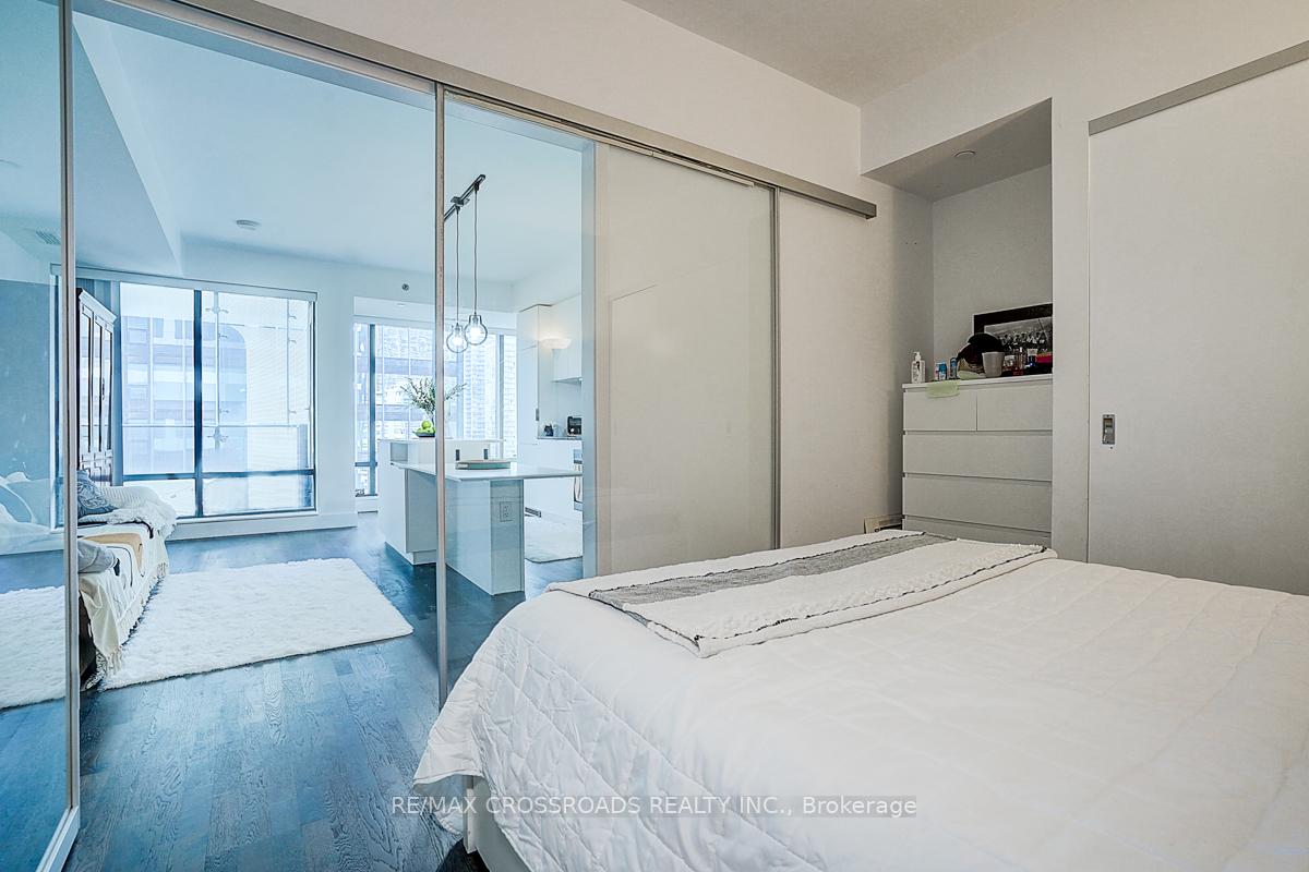 2 Bedrooms Condo at 5 St Joseph, Toronto For sale