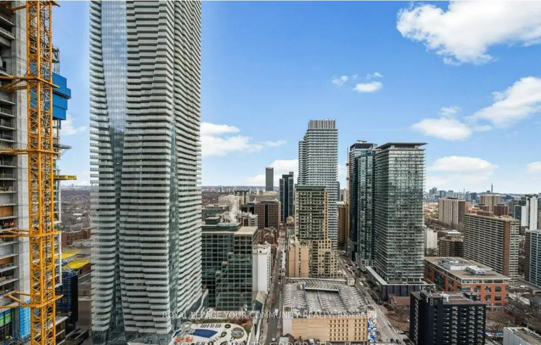 3 Bedrooms Condo at 21 Balmuto, Toronto For sale
