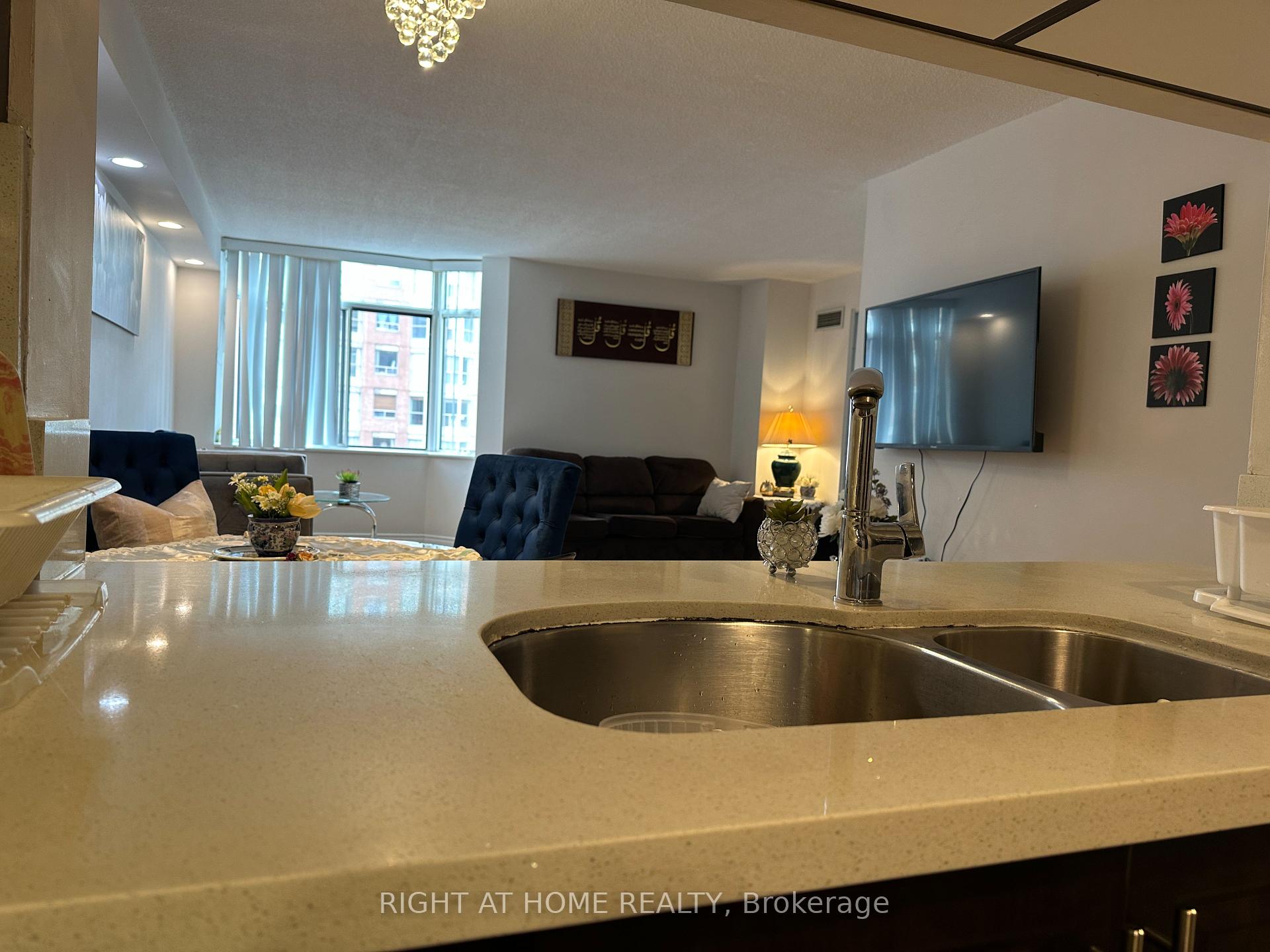 3 Bedrooms Condo at 300 Webb,  Mississauga For sale