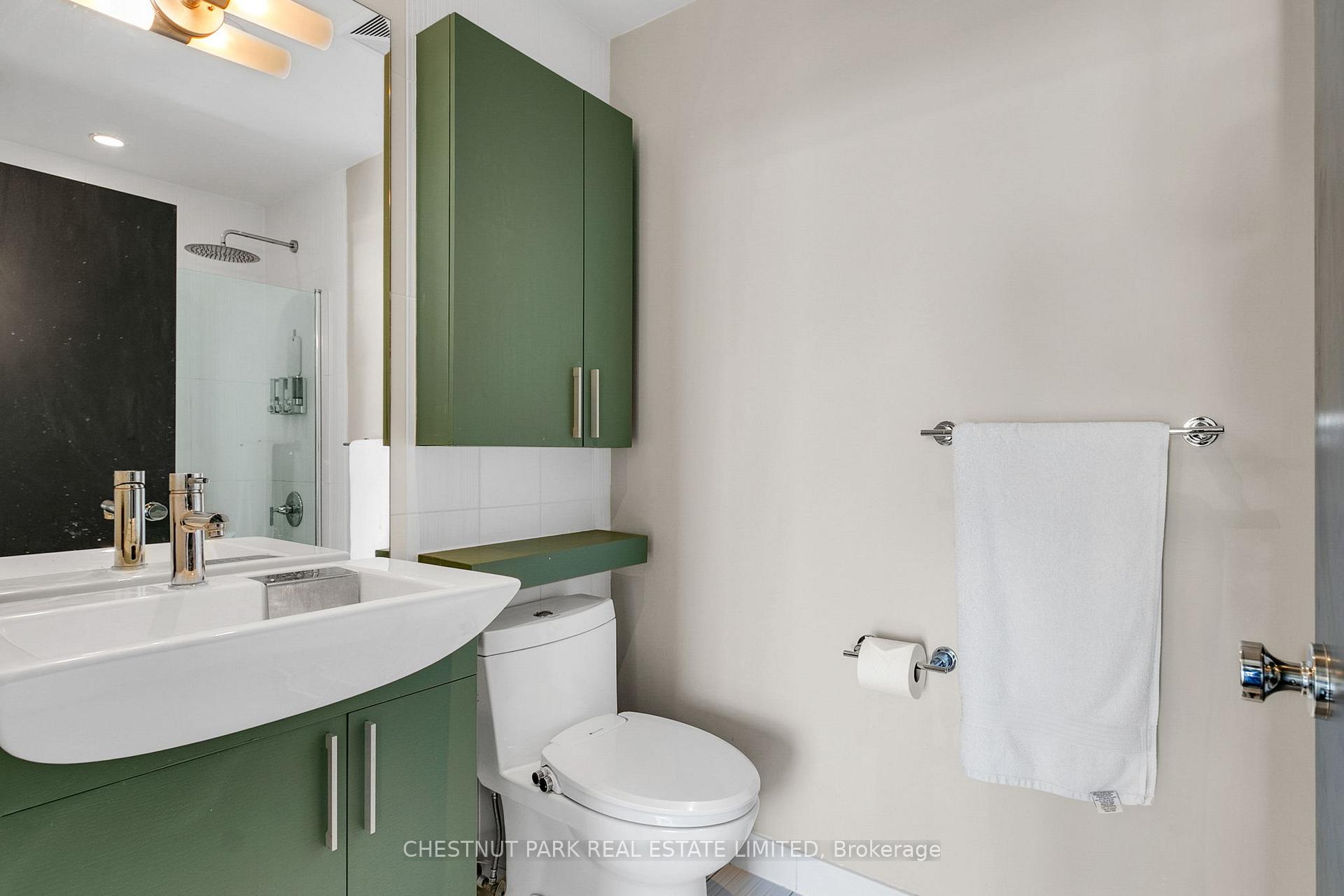 3 Bedrooms Condo at 25 Capreol, Toronto For sale