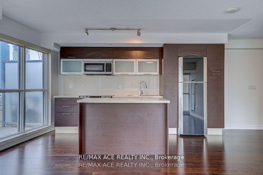 3 Bedrooms Condo at 386 Yonge, Toronto For sale