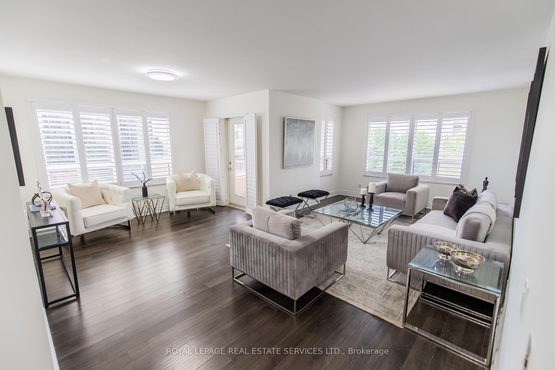 3 Bedrooms Condo at 25 Kingsbridge Garden, Mississauga For sale
