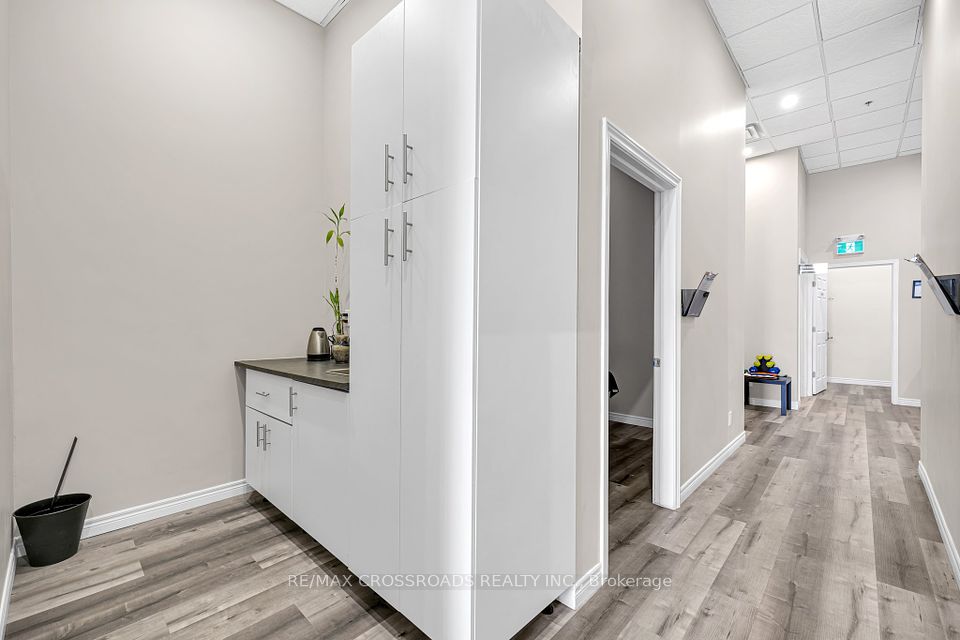 https://trreb-image.ampre.ca/YbHAXwUt5ZXz63Cz4mM3lEHyVywa-NtS7CjIBLx0784/rs:fit:960:960/wm:.5:so:0:50:.4/wmsh:10/wmt:PHNwYW4gZm9yZWdyb3VuZD0nd2hpdGUnIGZvbnQ9JzY4Jz5SRS9NQVggQ1JPU1NST0FEUyBSRUFMVFkgSU5DLiwgQnJva2VyYWdlPC9zcGFuPg/L3RycmViL2xpc3RpbmdzLzQxLzA2Lzc1LzcxL3AvYjMxYTBkY2MtZTY1Mi00OTJiLTk5MWItYWZjZTQyODBjNGIwLmpwZw.jpg