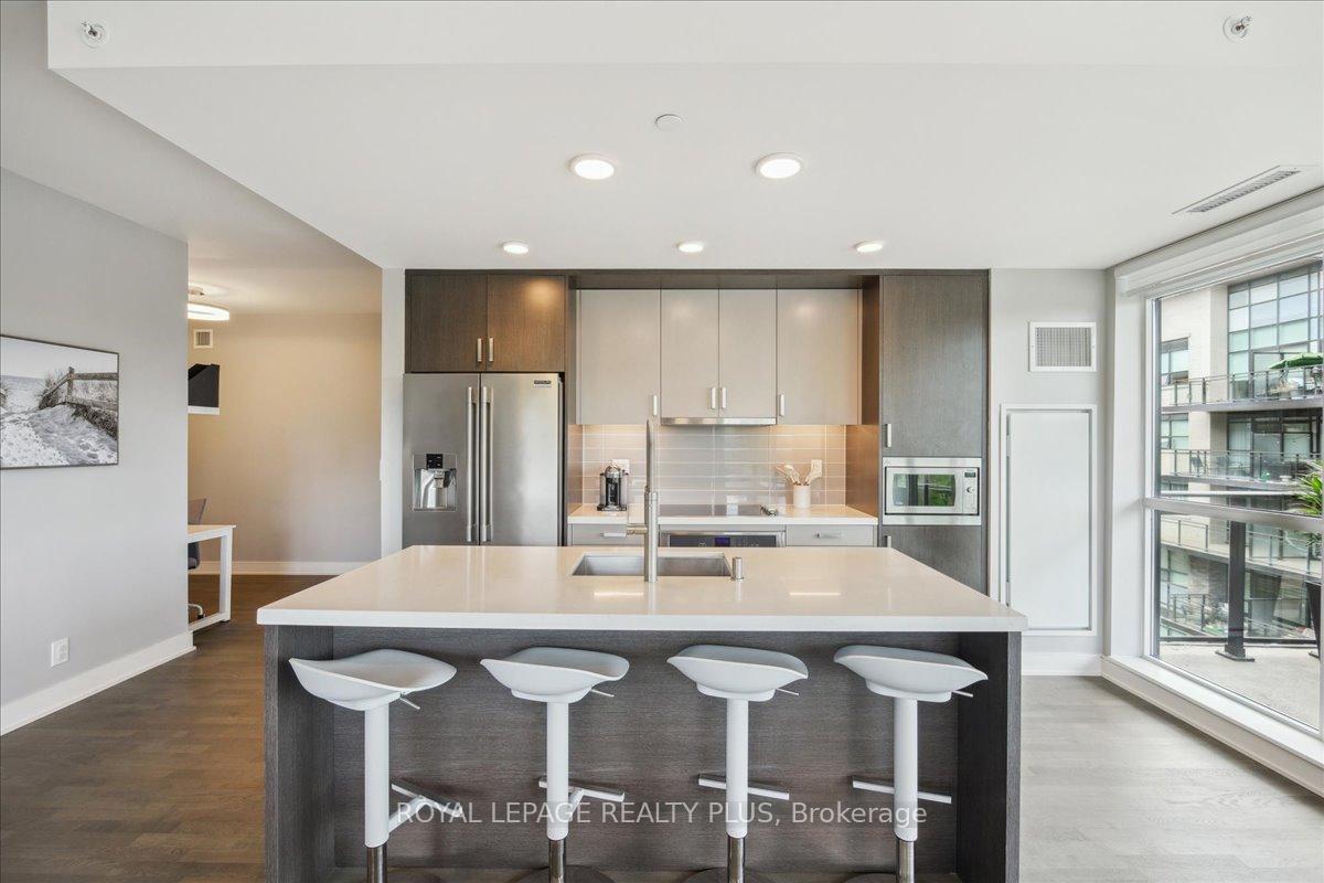 2 Bedrooms Condo at 1575 Lakeshore, Mississauga For sale