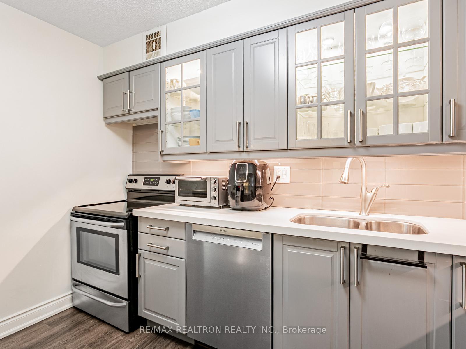 2 Bedrooms Condo at 22 Shallmar, Toronto For sale
