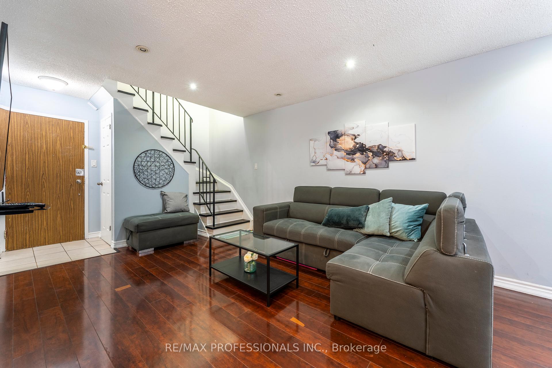 3 Bedrooms Condo at 2095 Roche,  Mississauga For sale