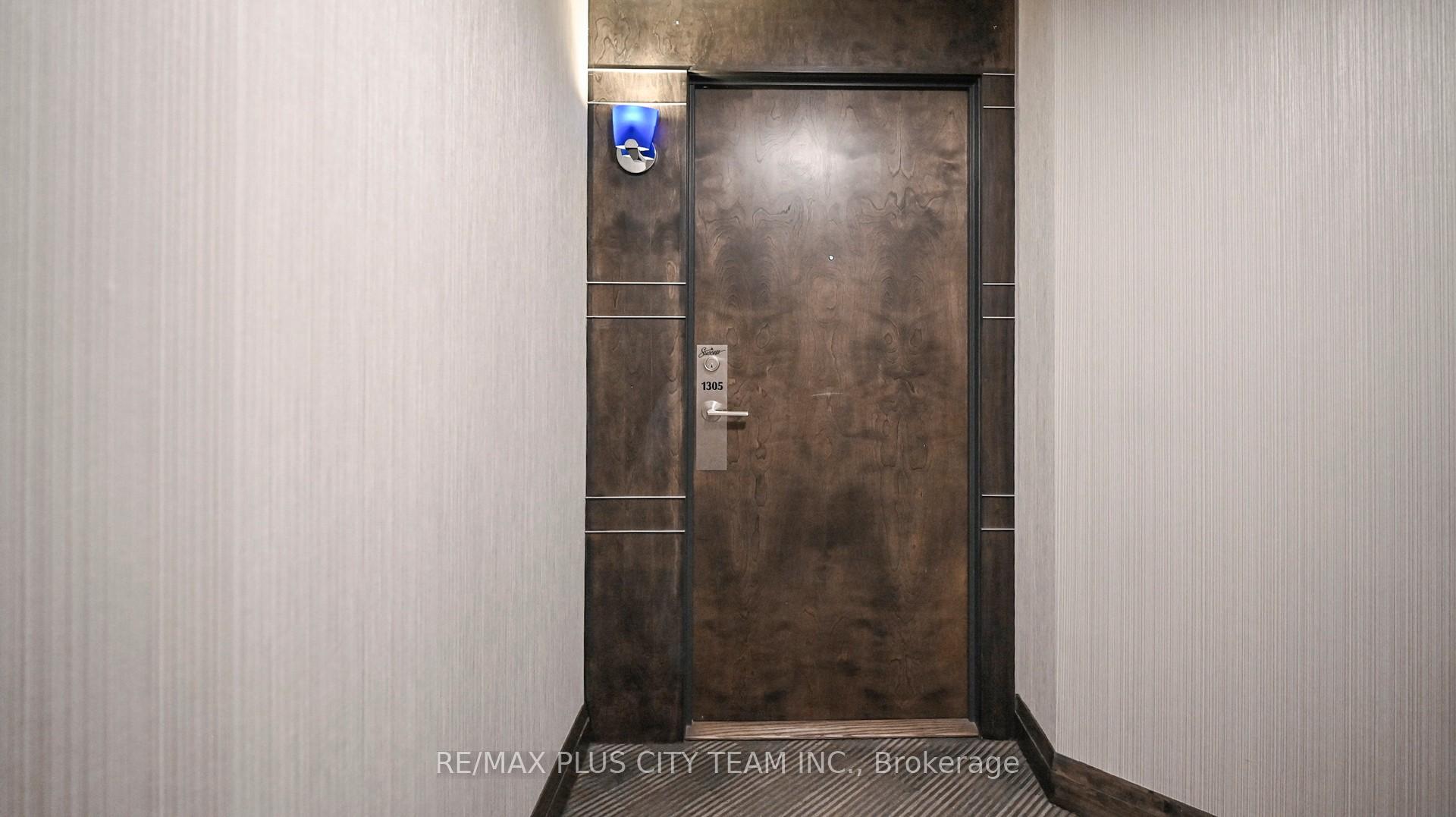 2 Bedrooms Condo at 18 Harbour, Toronto For sale