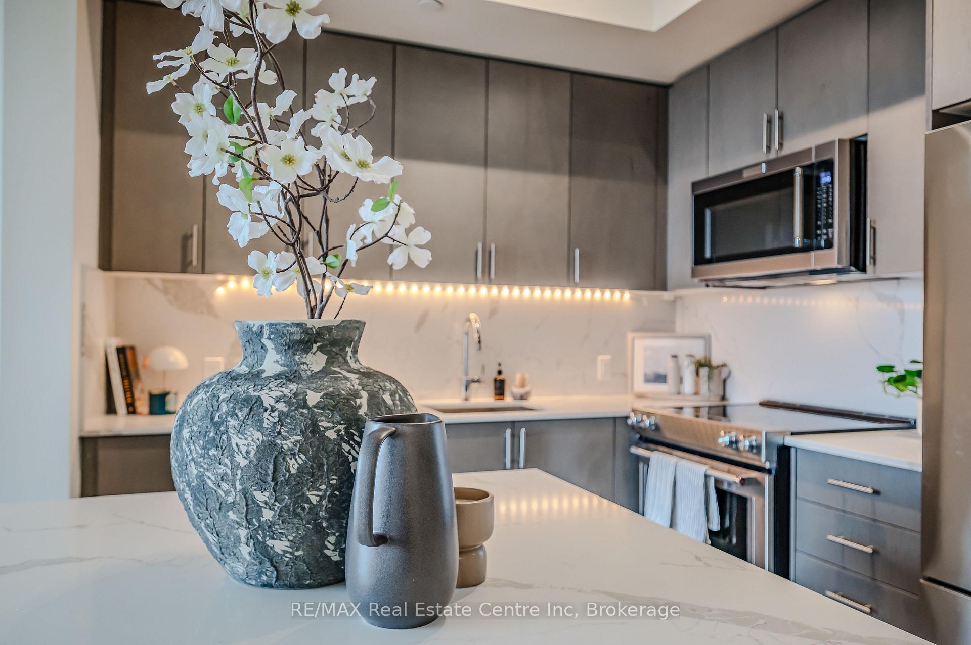 2 Bedrooms Condo at 9000 Jane, Vaughan For sale