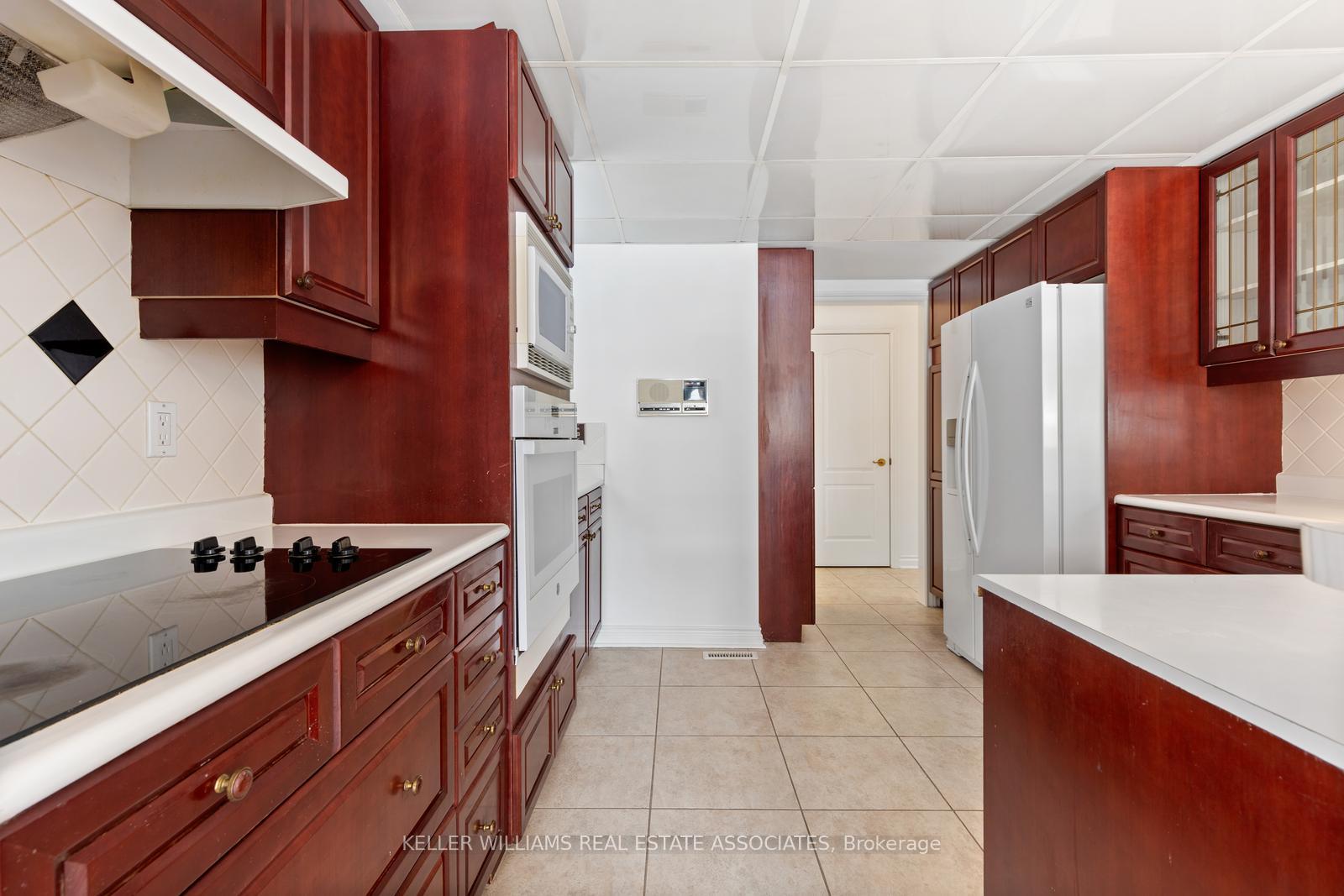 3 Bedrooms Condo at 5480 Glen Erin, Mississauga For sale