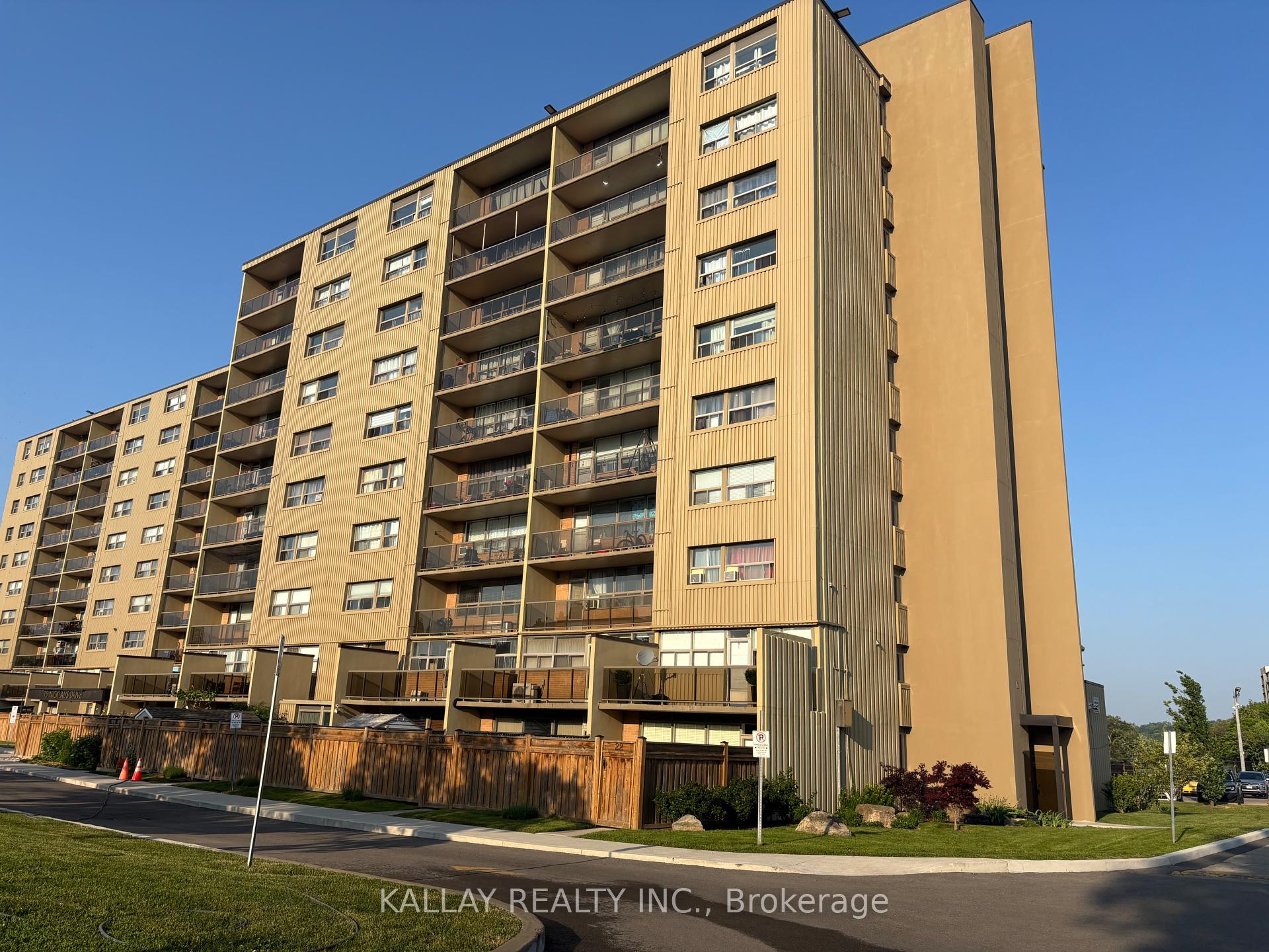 2 Bedrooms Condo at 15 Nicklaus, Hamilton For sale