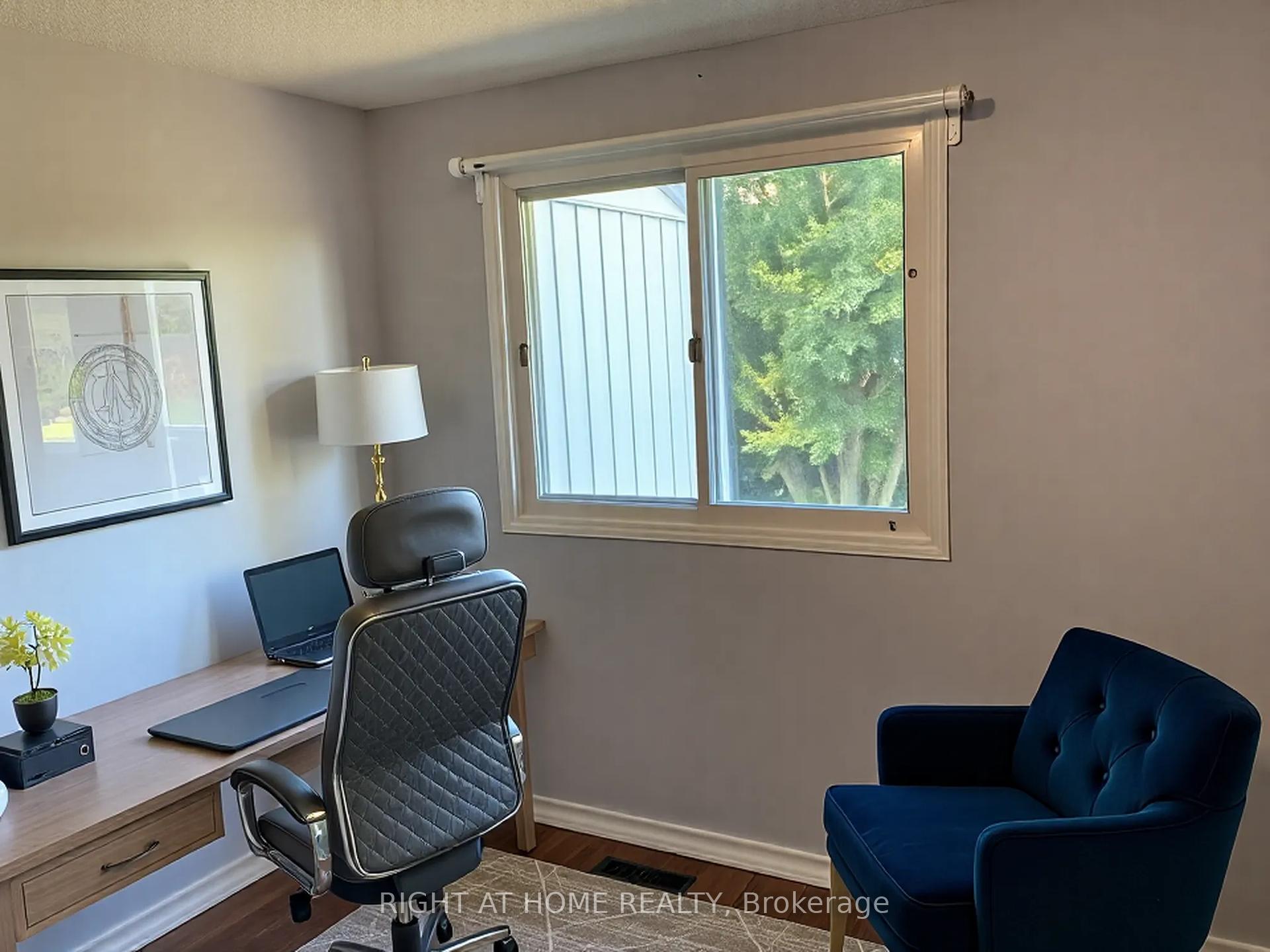 3 Bedrooms Condo at 104 Farm Greenway,  Toronto For sale