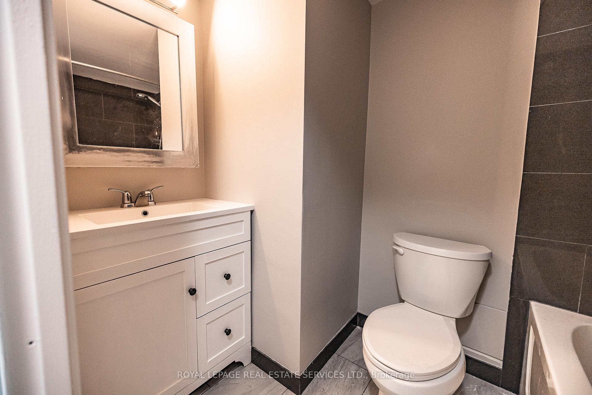 3 Bedrooms Condo at 966 Inverhouse,  Mississauga For sale