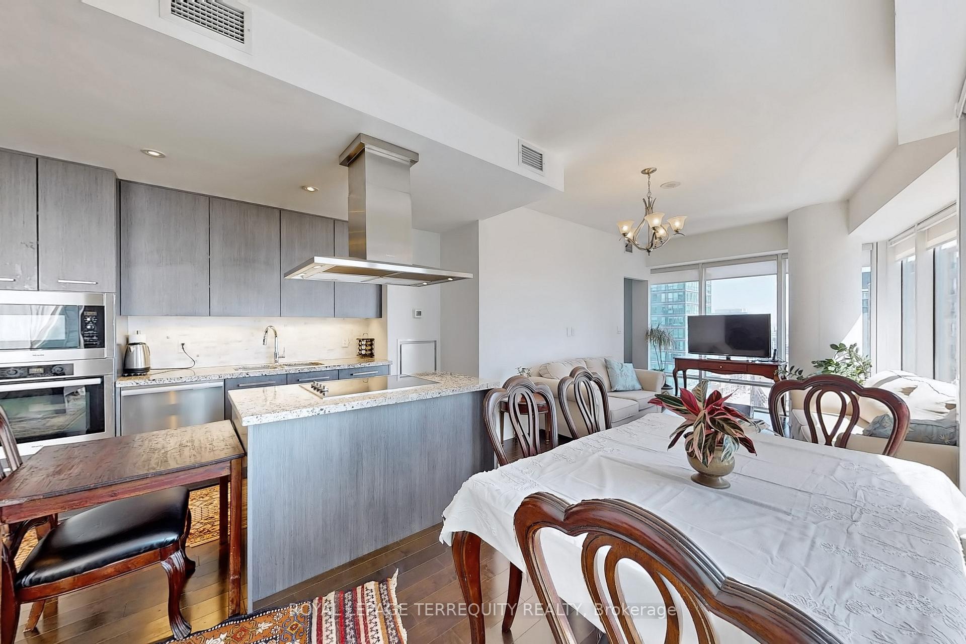 2 Bedrooms Condo at 8 The Esplanade, Toronto For sale