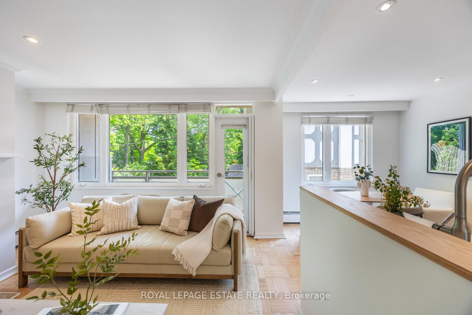 2 Bedrooms Co-op at 21 Benlamond, Toronto For sale