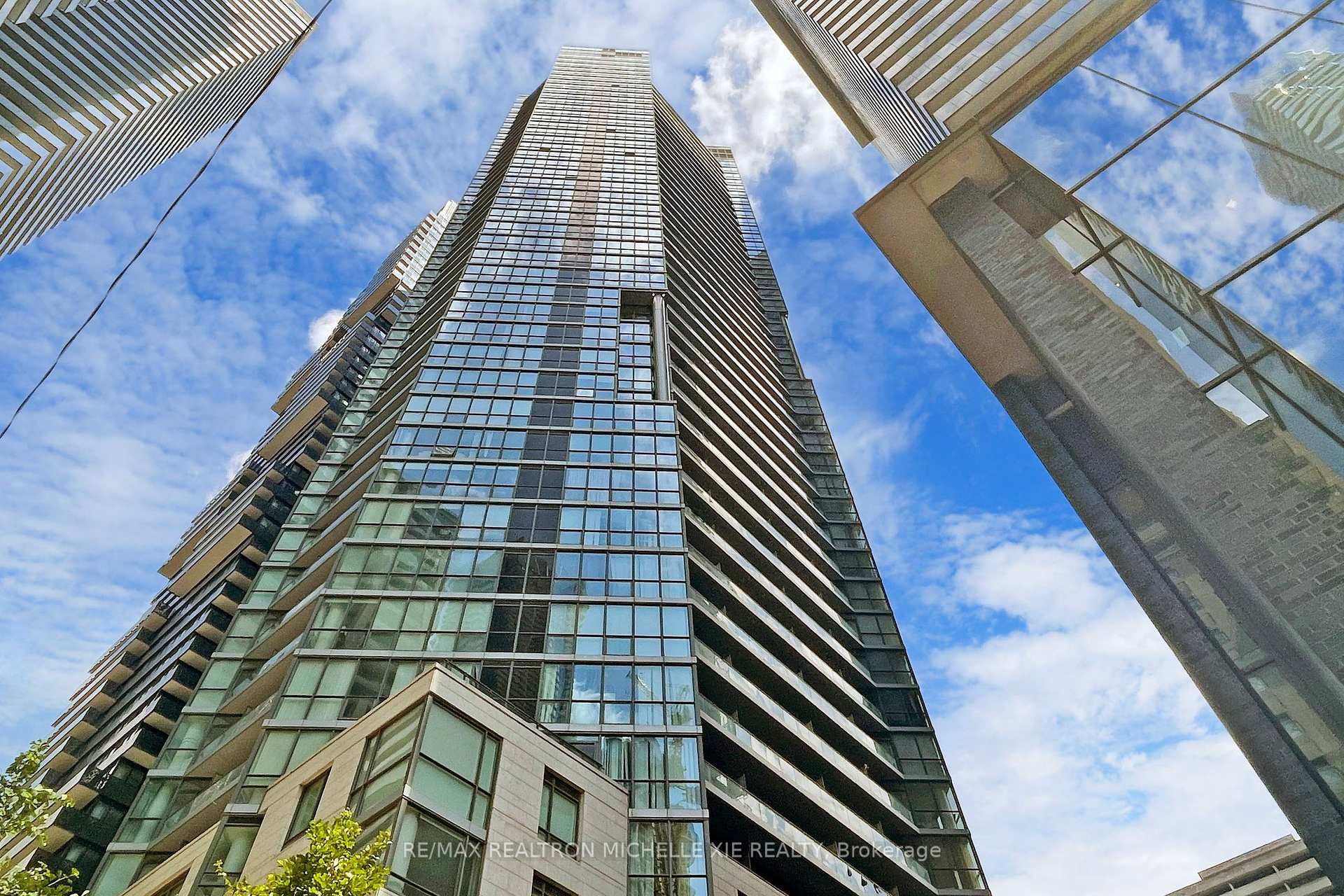 2 Bedrooms Condo at 45 Charles, Toronto For sale