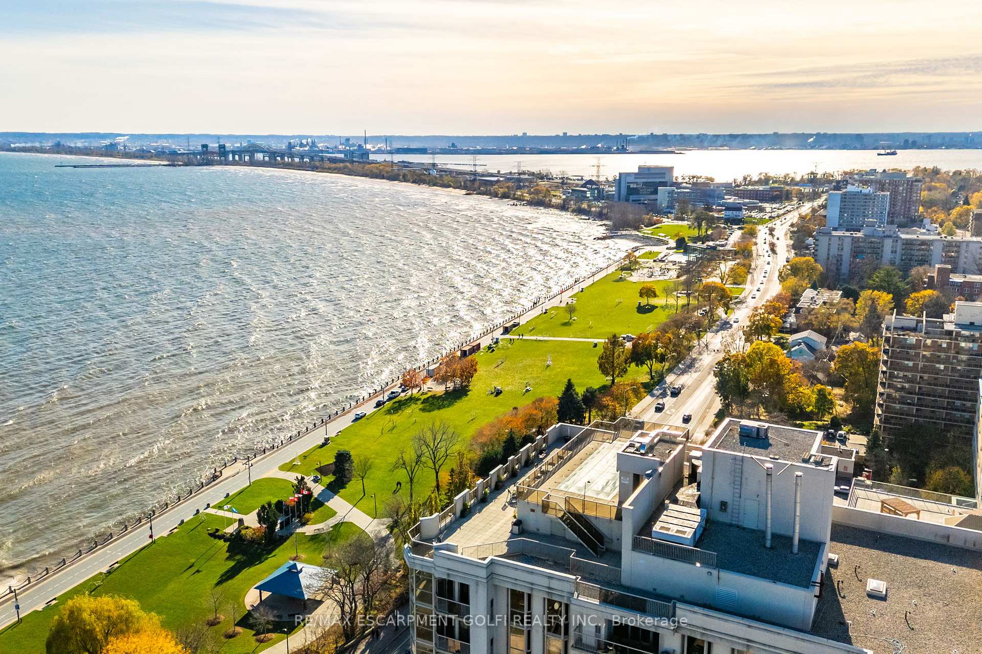 2 Bedrooms Condo at 1477 Lakeshore, Burlington For sale
