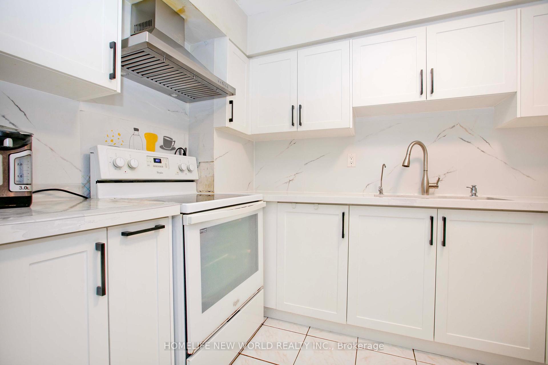3 Bedrooms Condo at 100 Echo, Toronto For sale