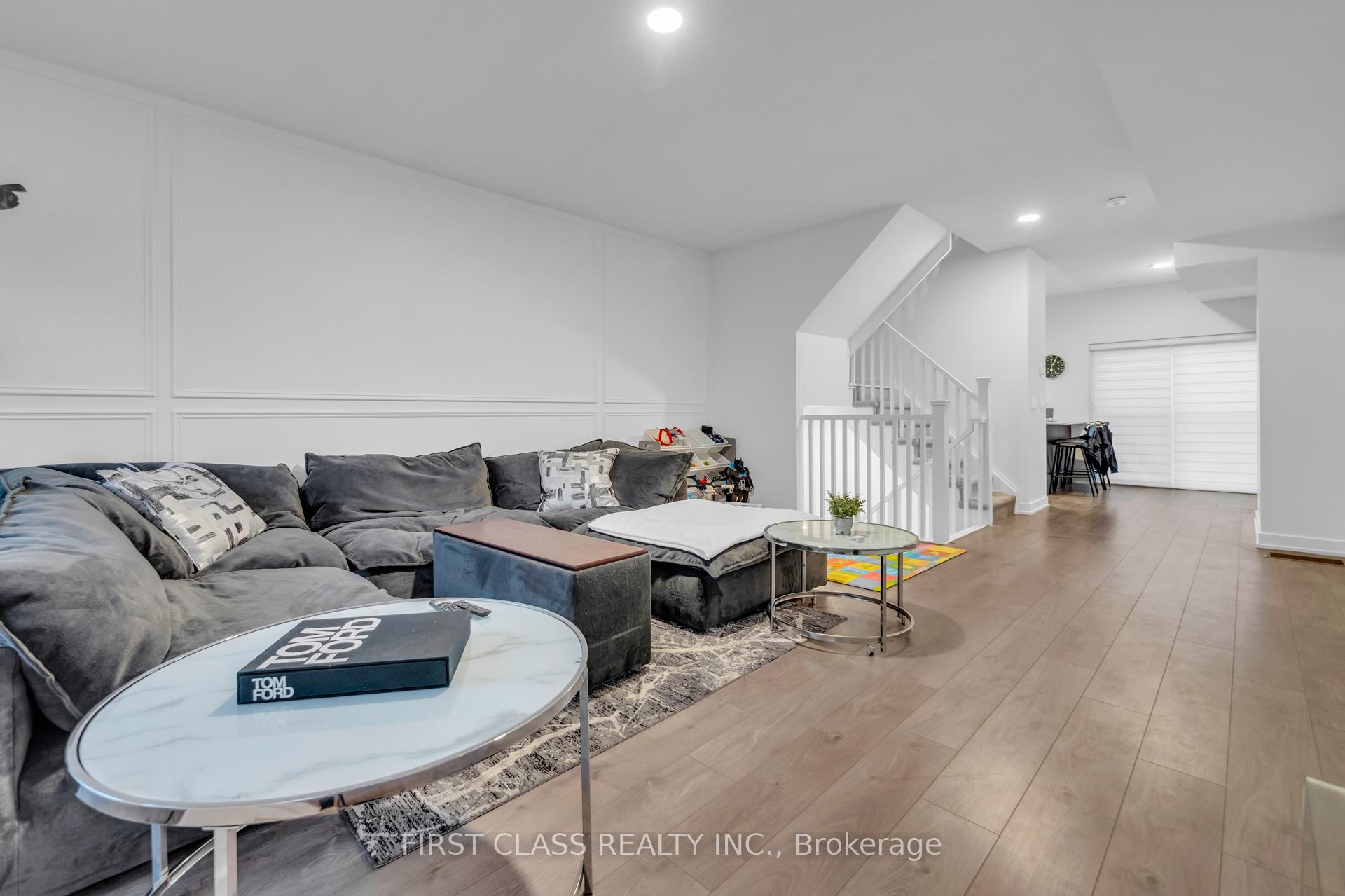 3 Bedrooms Condo at 1121 Cooke, Burlington For sale