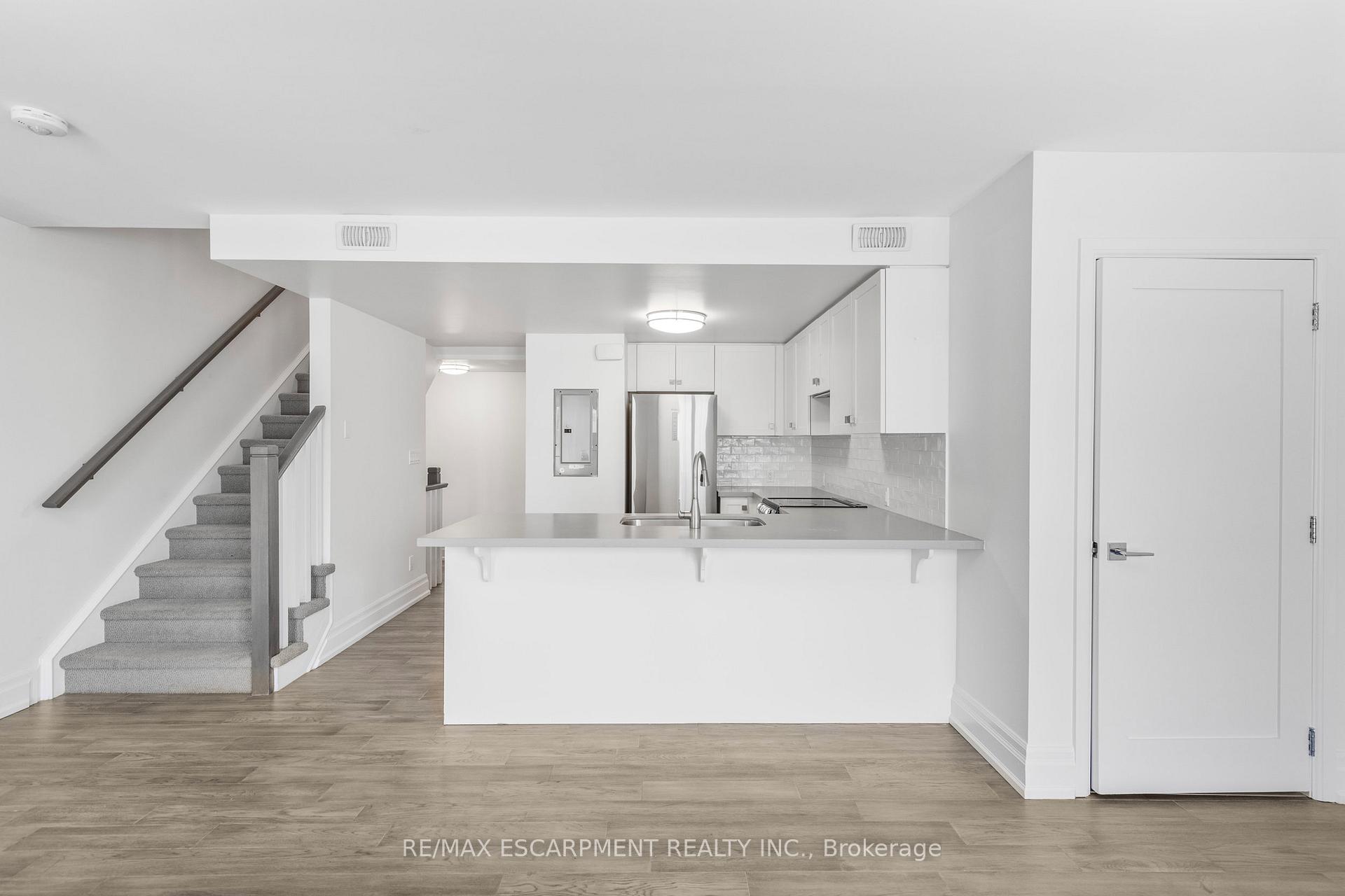 2 Bedrooms Condo at 760 Lakeshore, Mississauga For sale