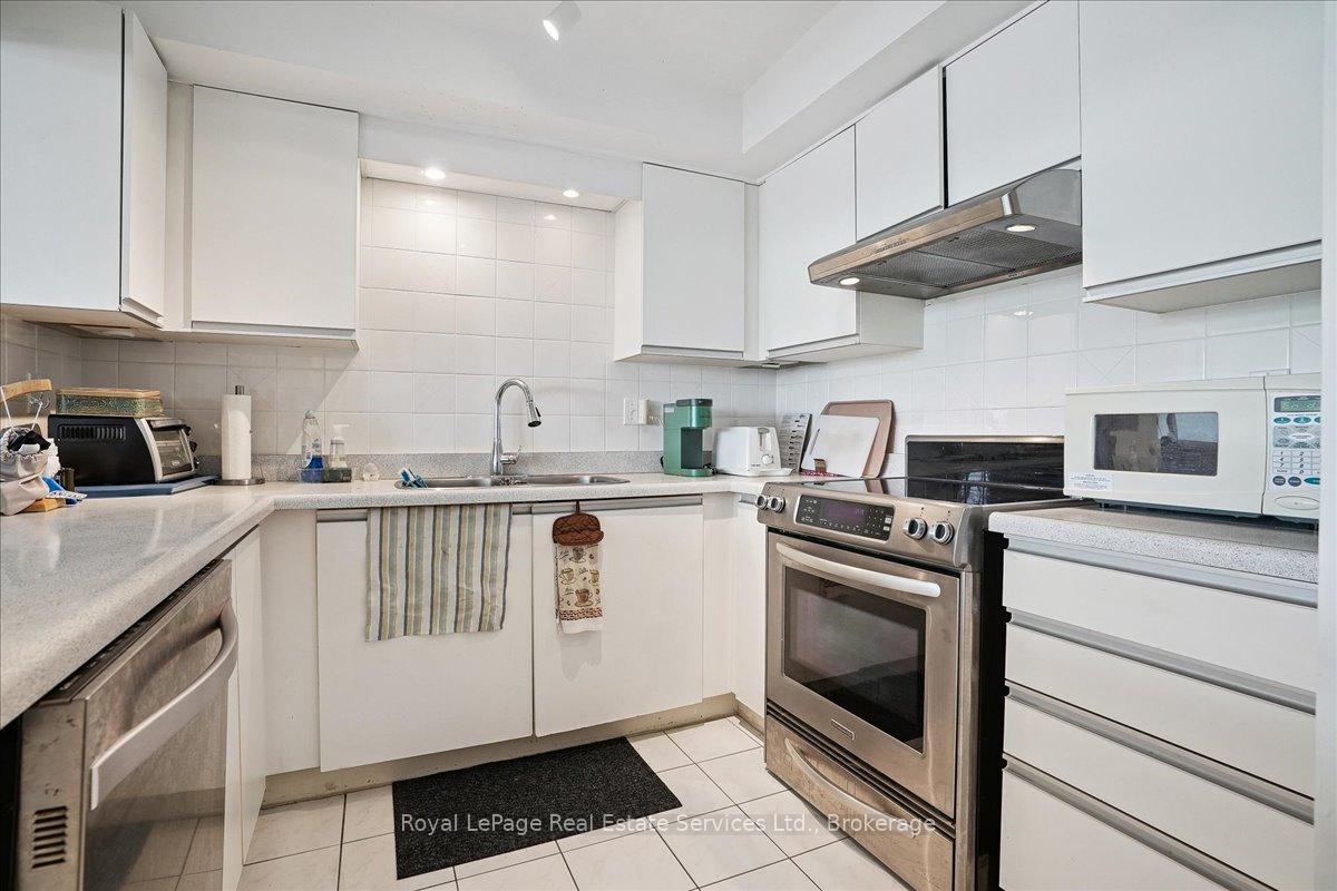 2 Bedrooms Condo at 100 Bronte, Oakville For sale
