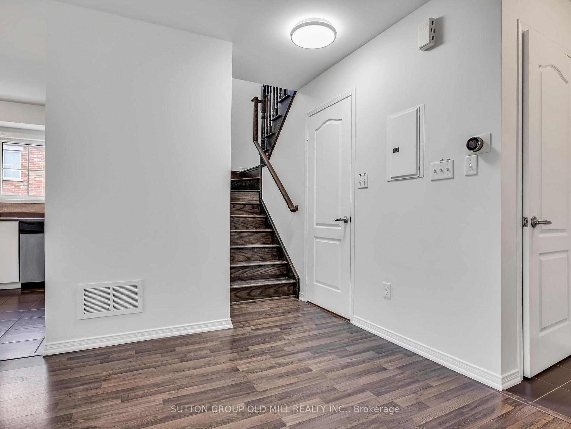 2 Bedrooms Condo at 43 Hays, Oakville For sale
