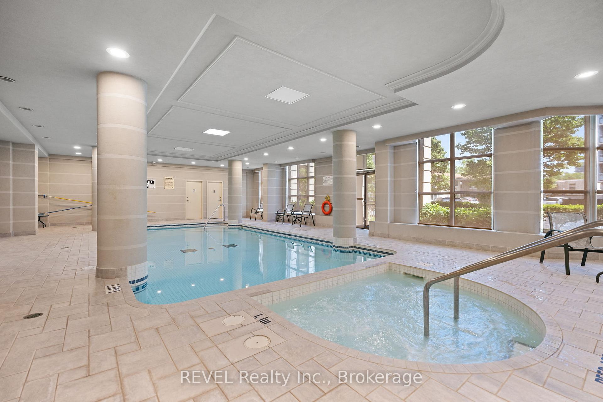 2 Bedrooms Condo at 442 Maple, Burlington For sale