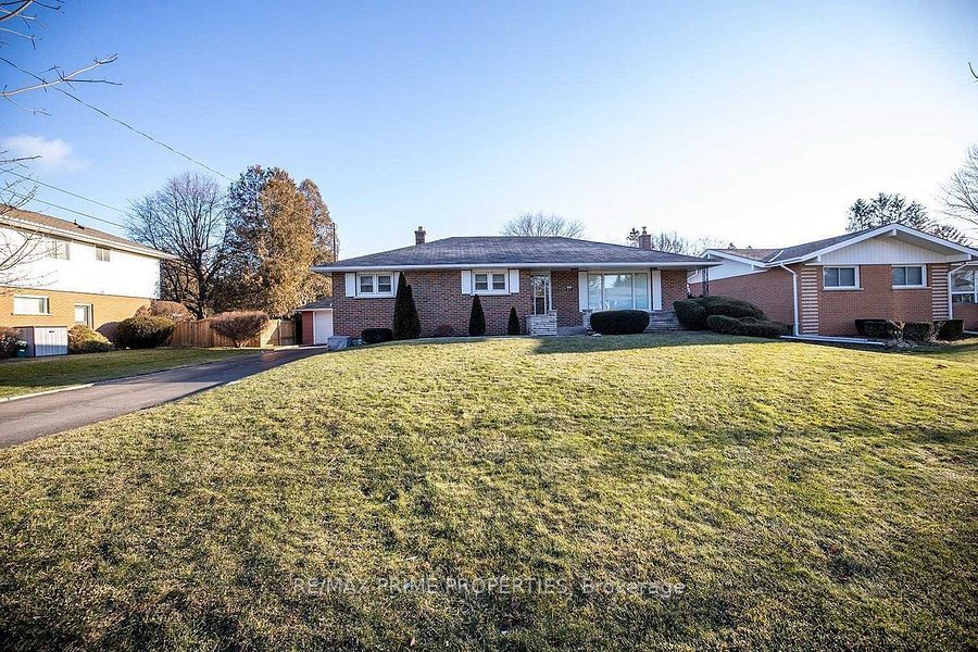 97 Elizabeth Crescent, Whitby, ON L1N 3R9