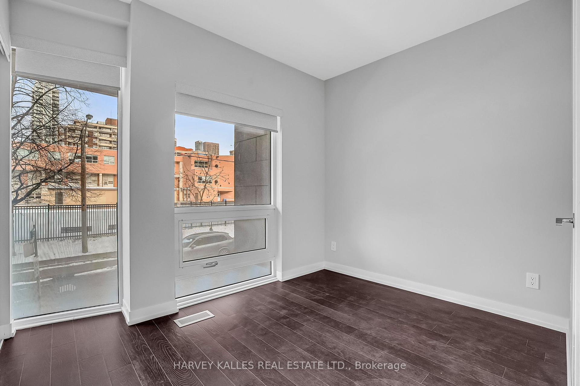 4 Bedrooms Condo at 85 Wood, Toronto For sale
