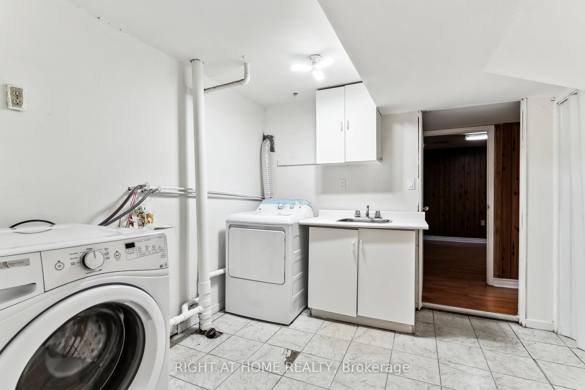 6 Bedrooms Condo at 44 Chester Le, Toronto For sale