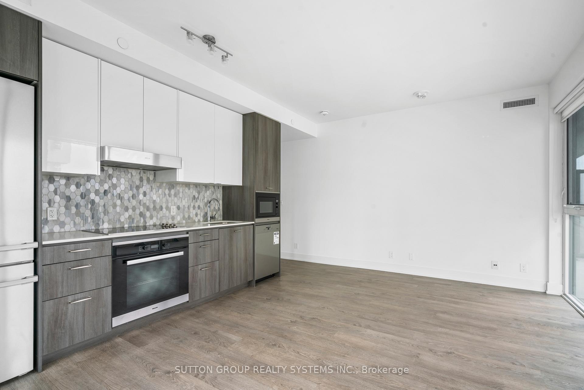 2 Bedrooms Condo at 11 Lillian, Toronto For sale