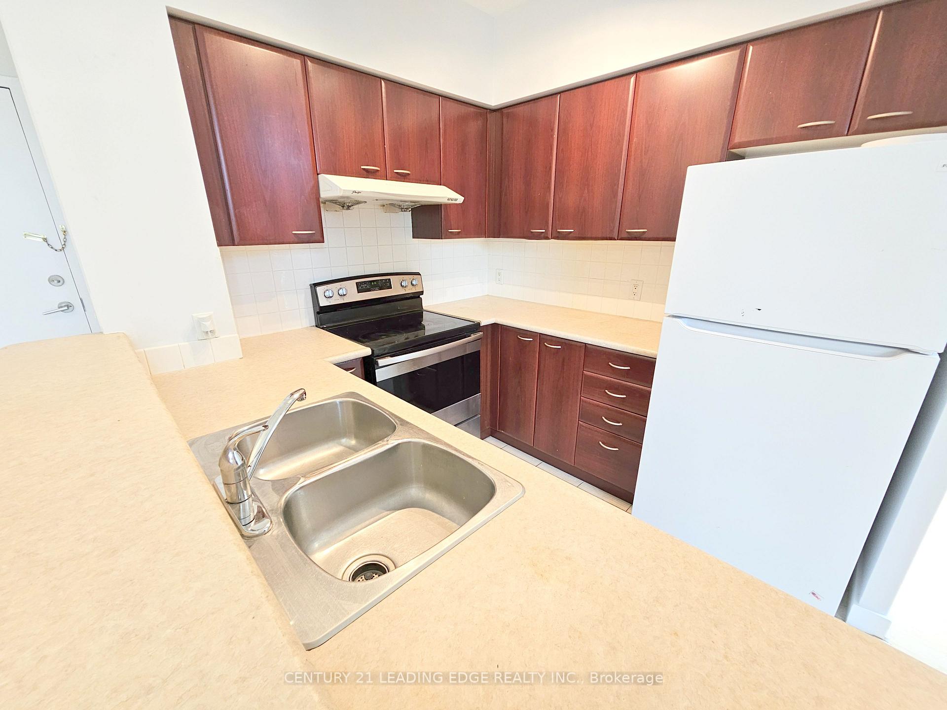 3 Bedrooms Condo at 38 Lee Centre, Toronto For sale