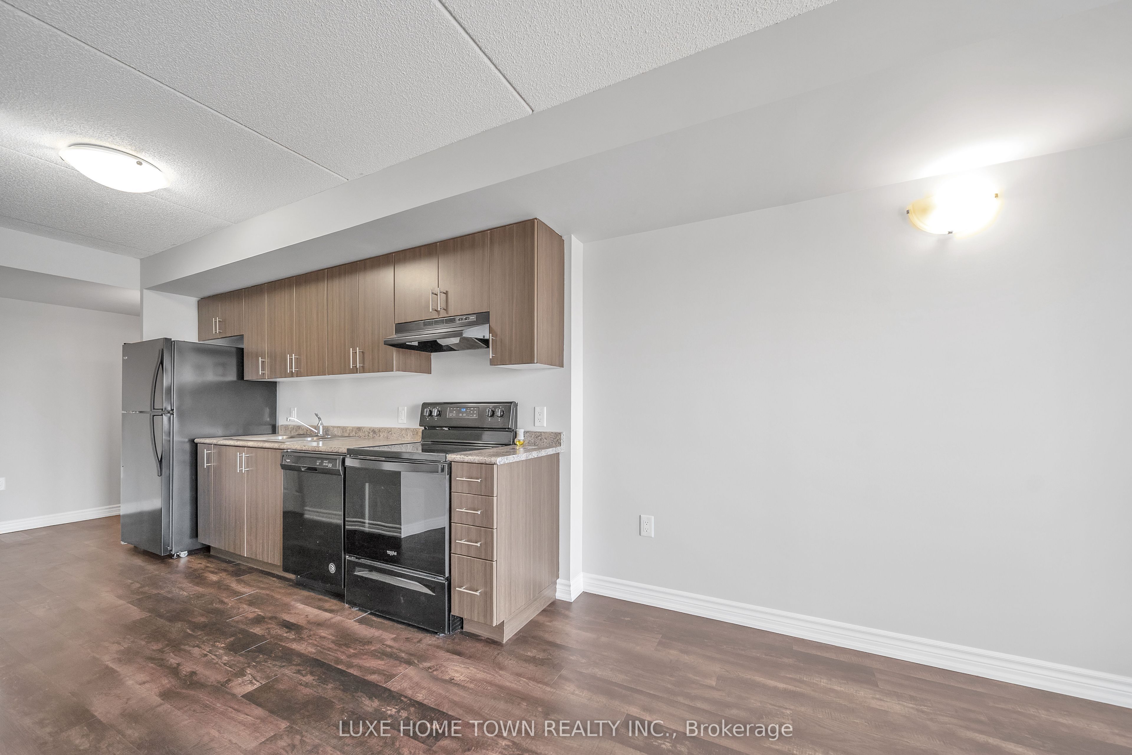 716 Main Street E, #801
