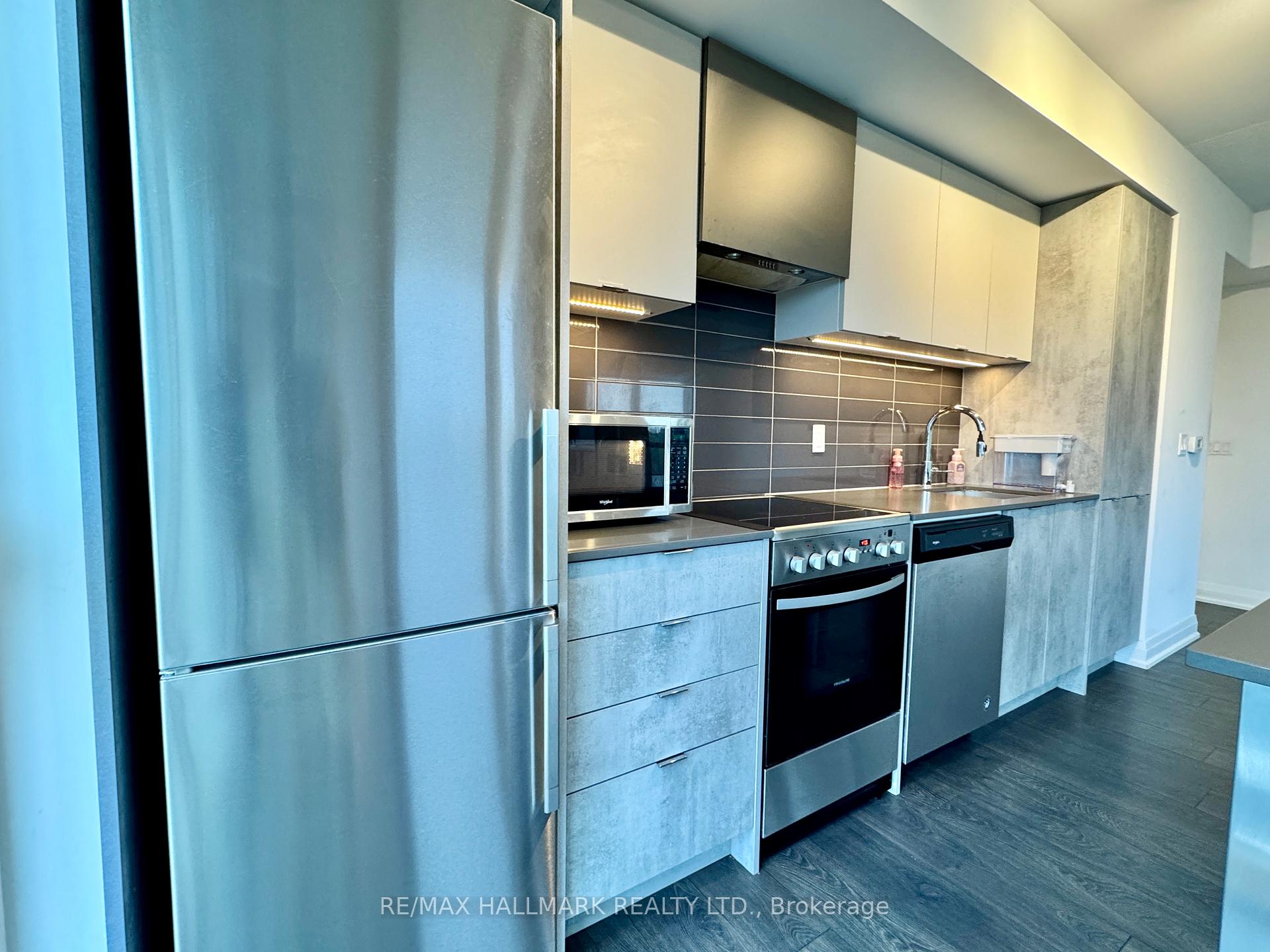 2 Bedrooms Condo at 26 Gibbs, Toronto For sale