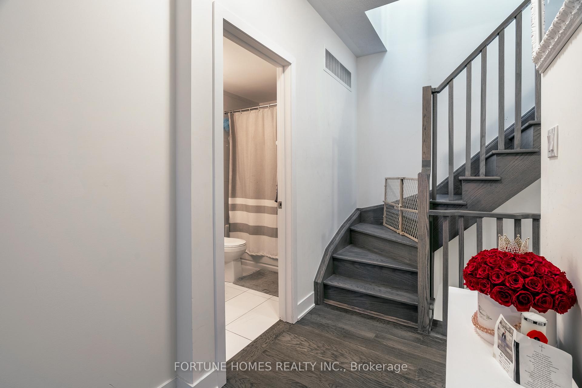 3 Bedrooms Condo at 39 John Perkins Bull, Toronto For sale