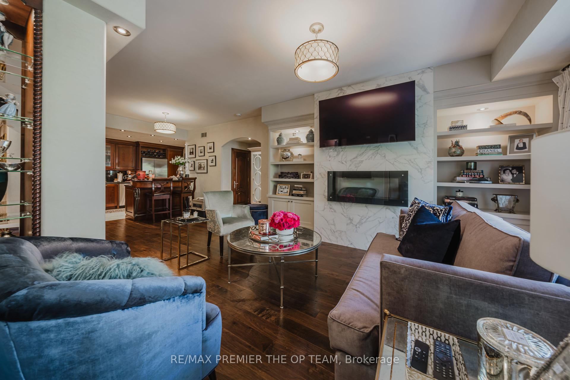 2 Bedrooms Condo at 121 Woodbridge, Vaughan For sale