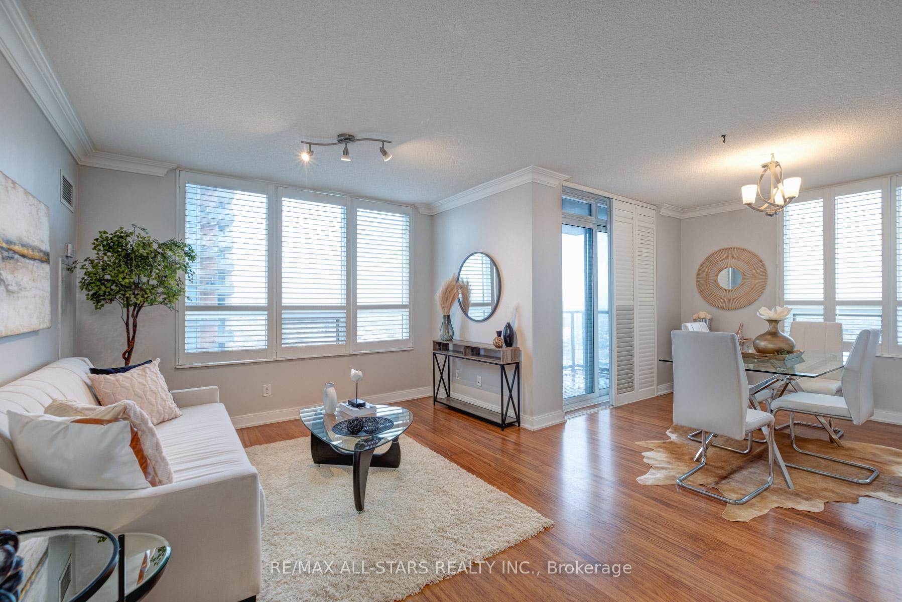 2 Bedrooms Condo at 35 Viking, Toronto For sale