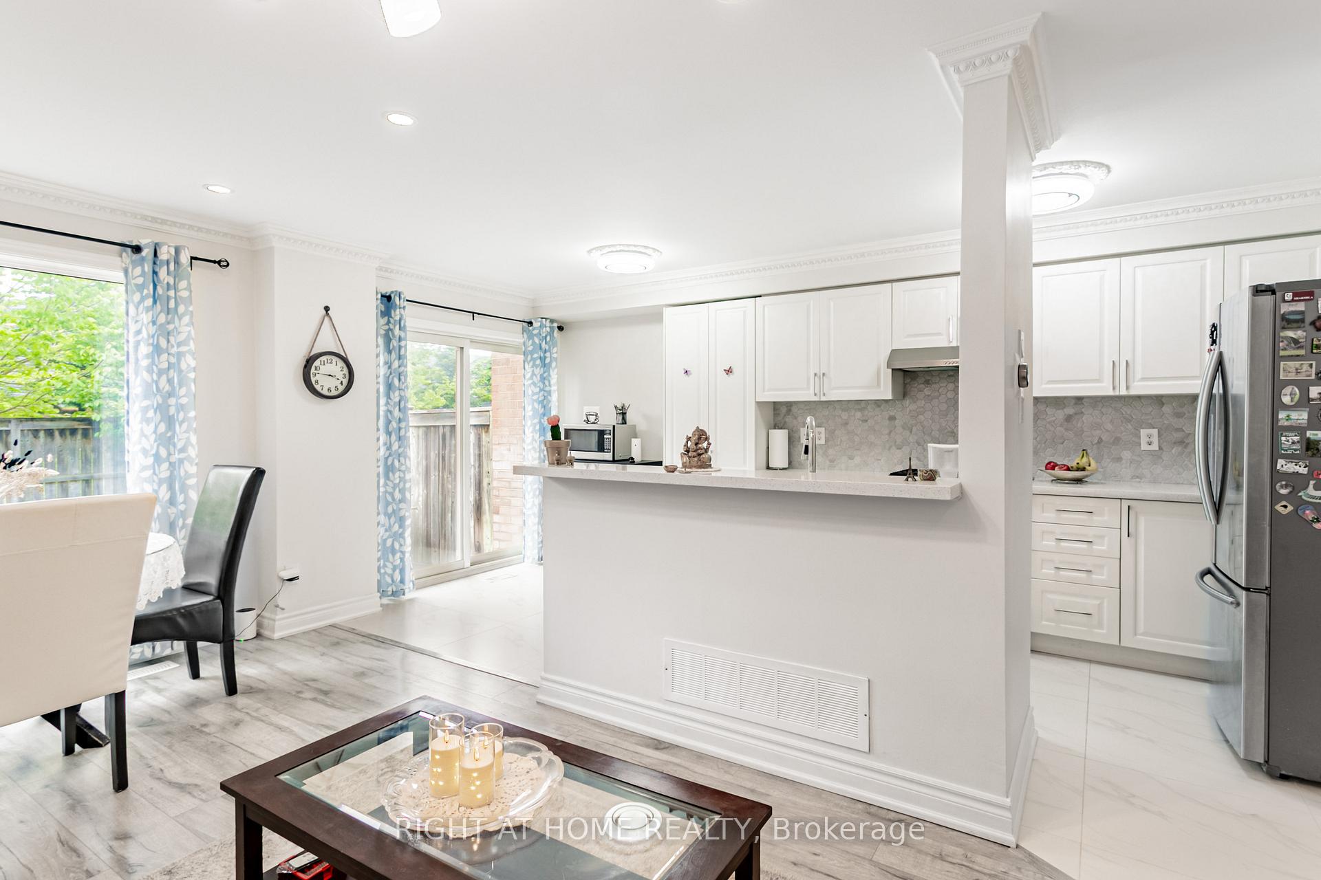 4 Bedrooms Condo at 5223 Fairford, Mississauga For sale