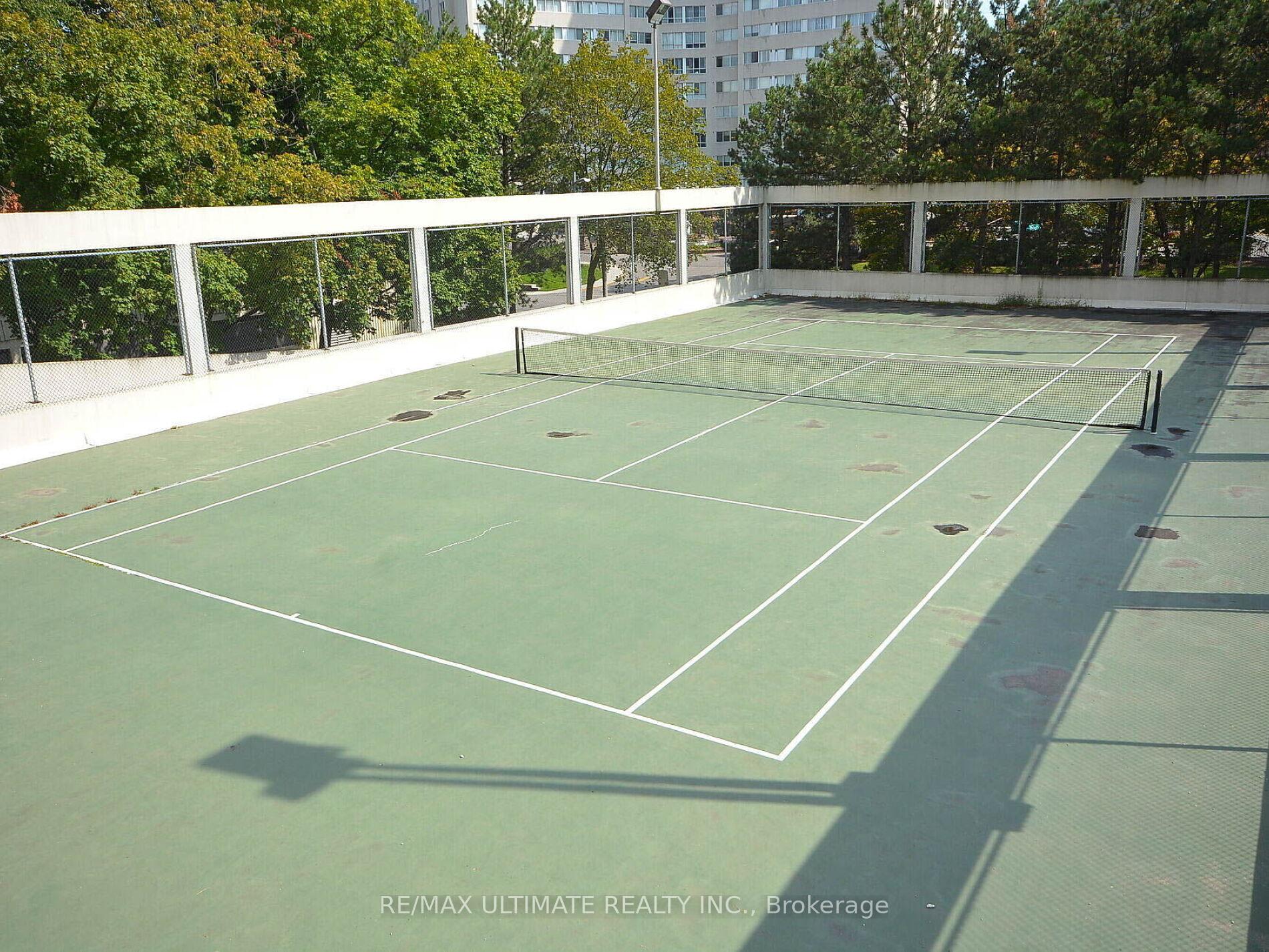 3 Bedrooms Condo at 3700 Kaneff, Mississauga For sale