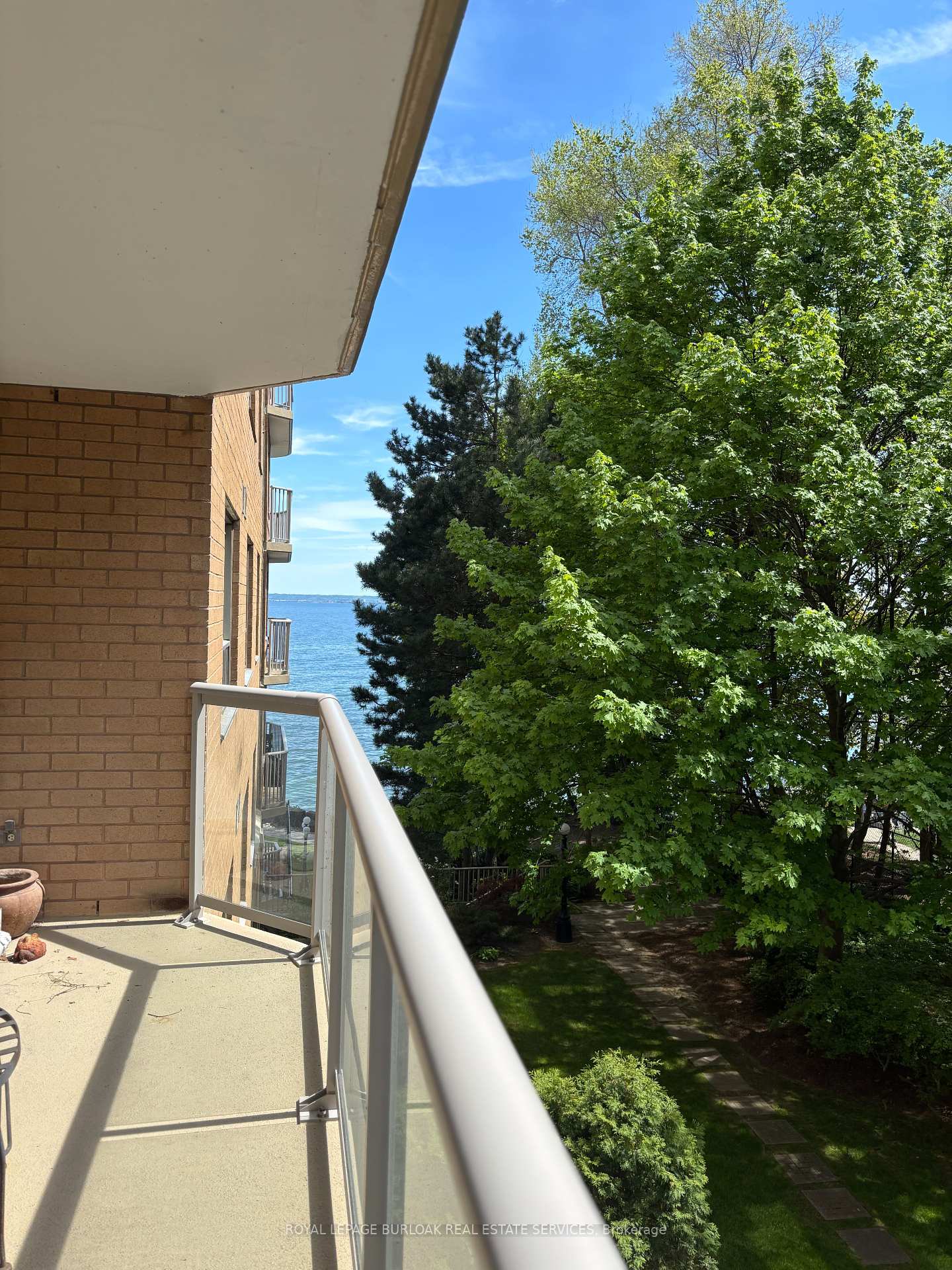 2 Bedrooms Condo at 2210 Lakeshore, Burlington For sale