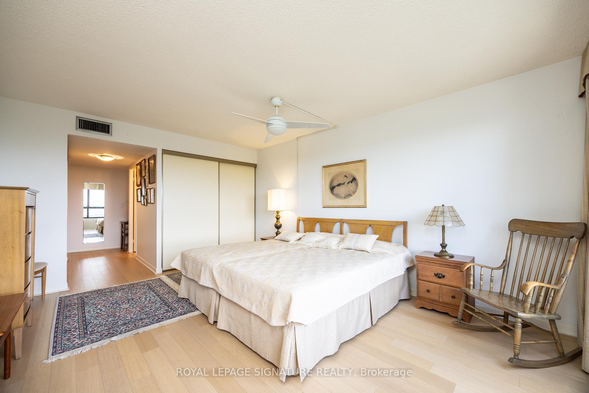 3 Bedrooms Condo at 1300 Bloor, Mississauga For sale