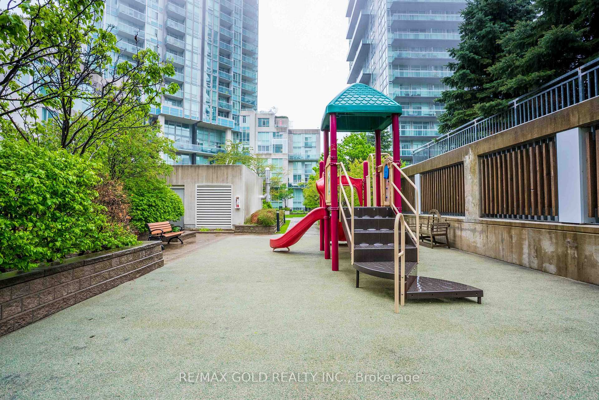 3 Bedrooms Condo at 3939 Duke Of York, Mississauga For sale