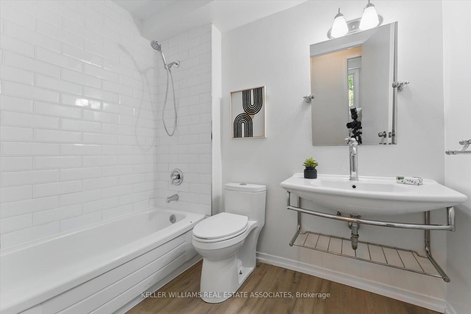 3 Bedrooms Condo at 2701 Aquitaine, Mississauga For sale