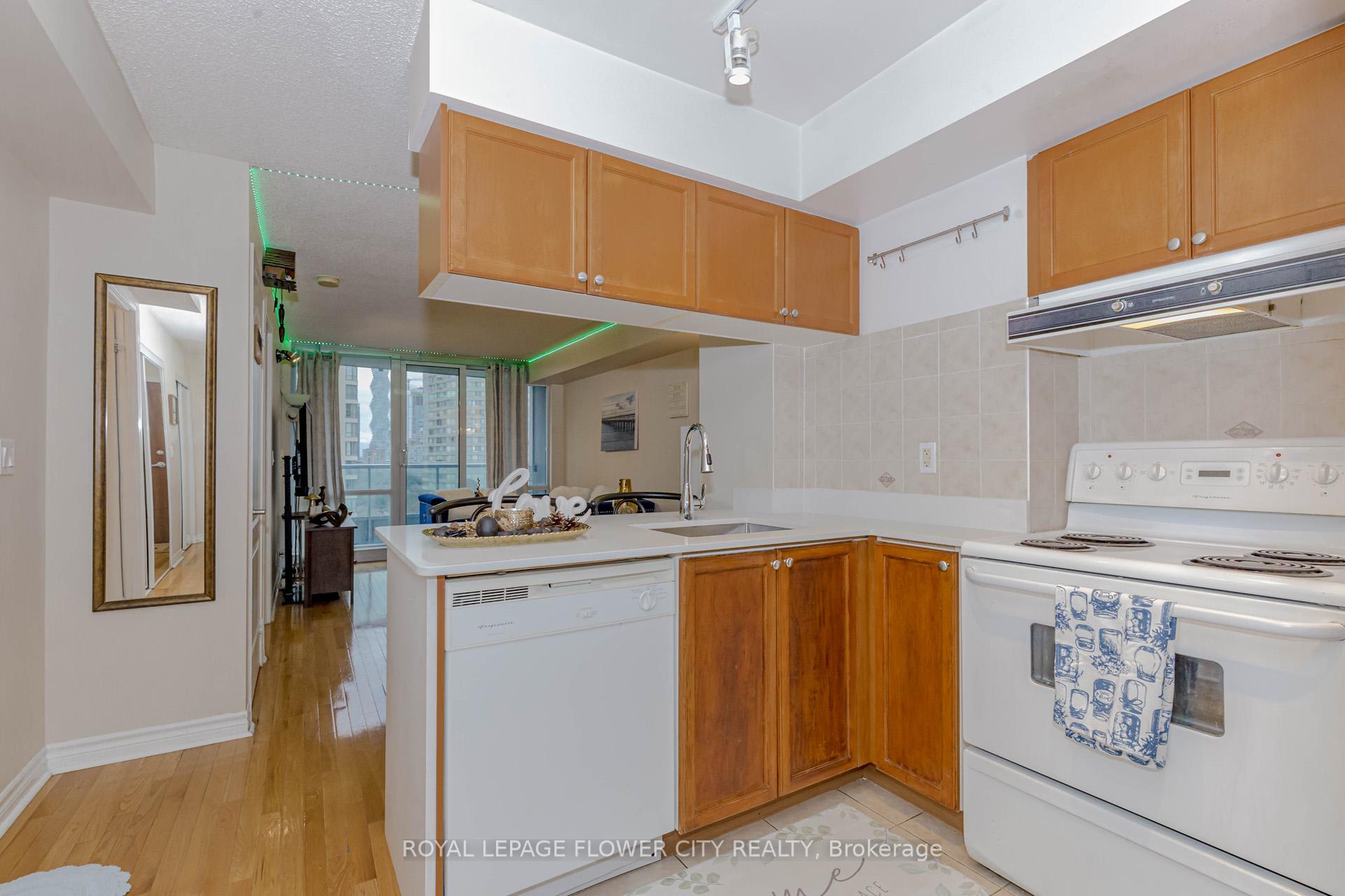 2 Bedrooms Condo at 1 Elm,  Mississauga For sale