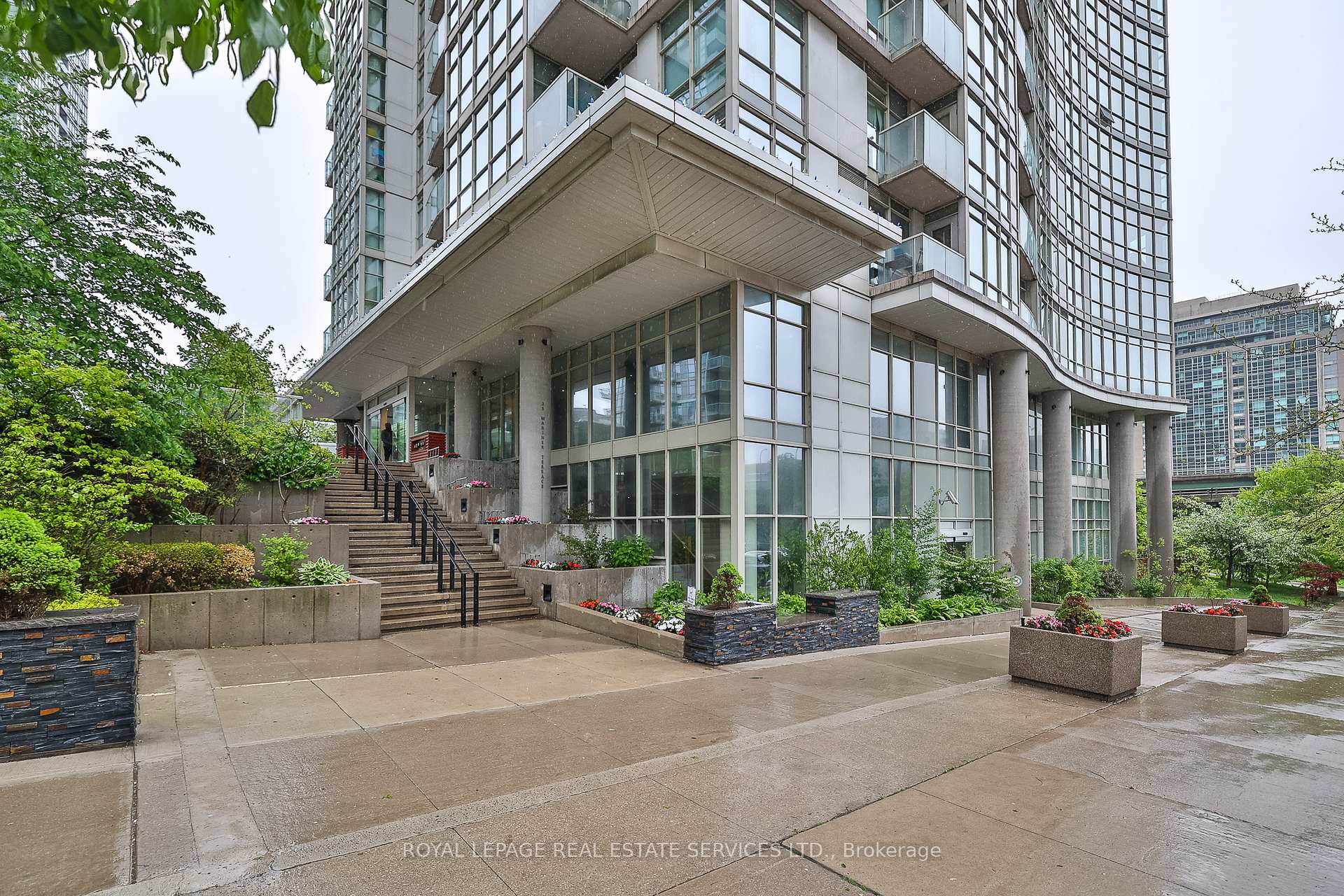 3 Bedrooms Condo at 35 Mariner, Toronto For sale