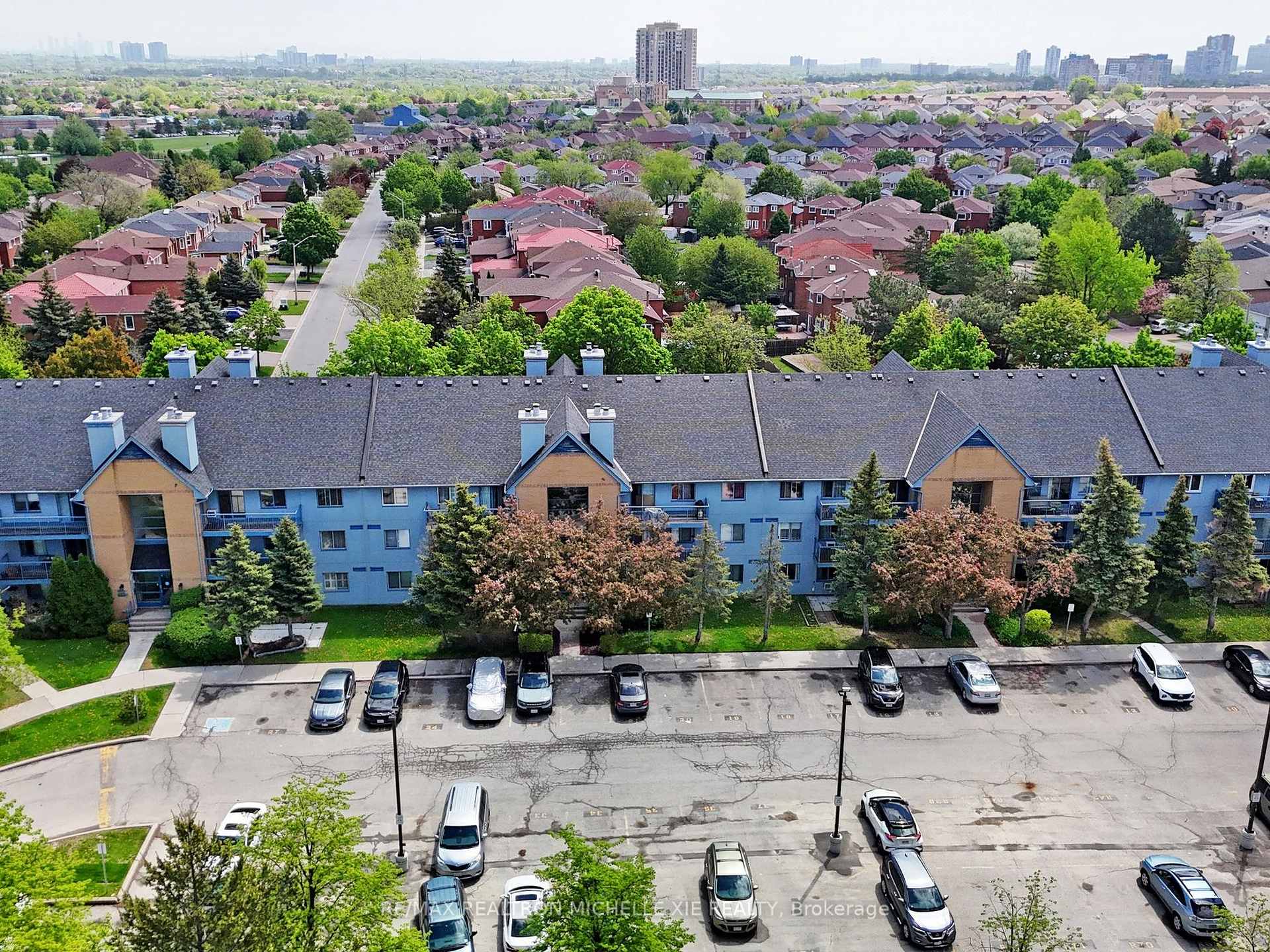 2 Bedrooms Condo at 65 Trailwood, Mississauga For sale