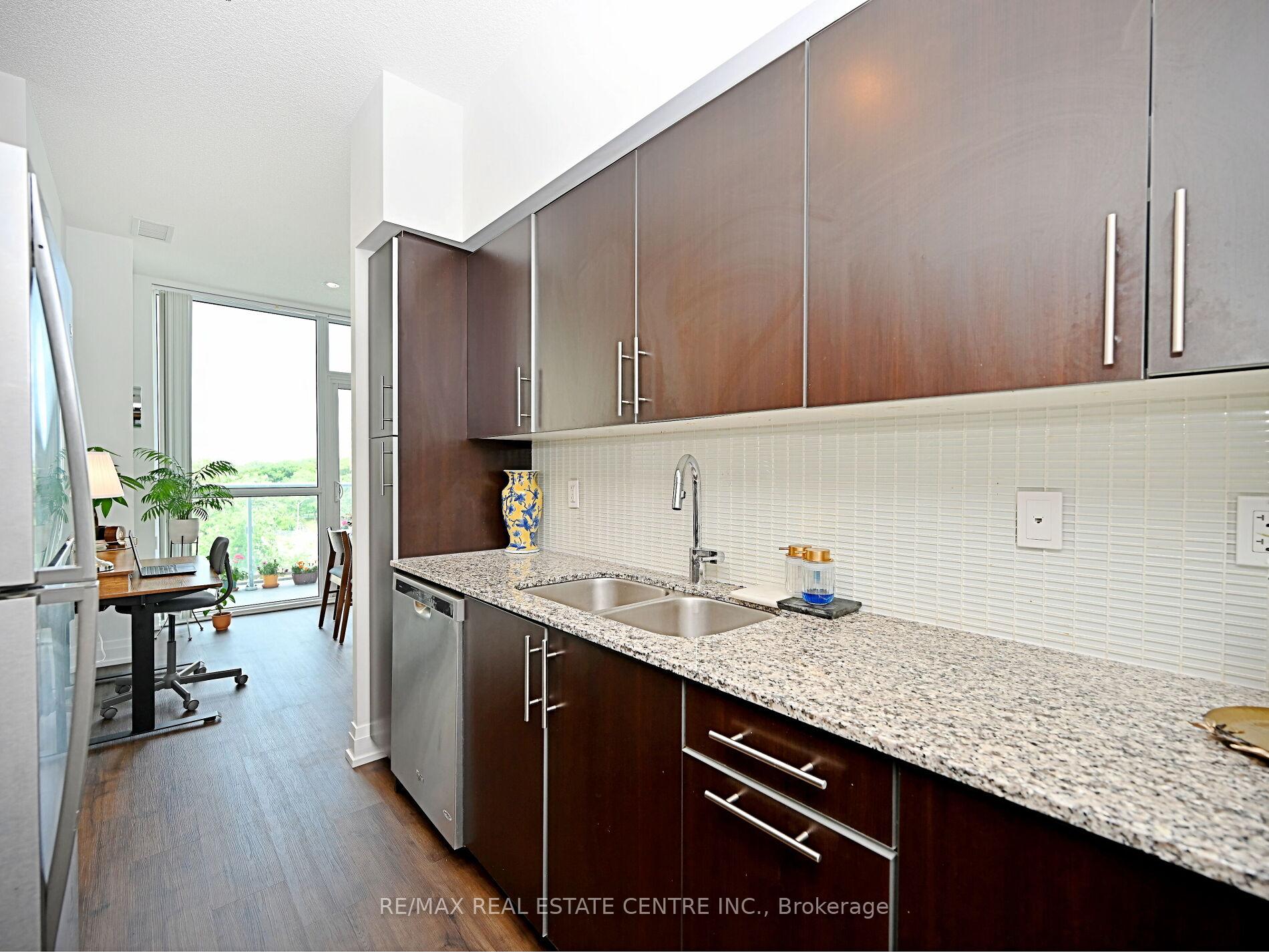 2 Bedrooms Condo at 65 Speers, Oakville For sale