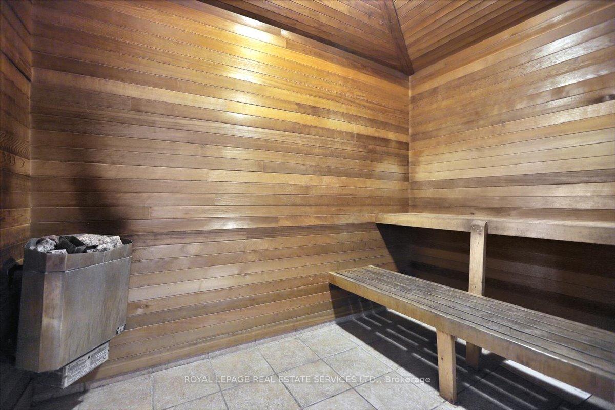 2 Bedrooms Condo at 1440 Bishops, Oakville For sale